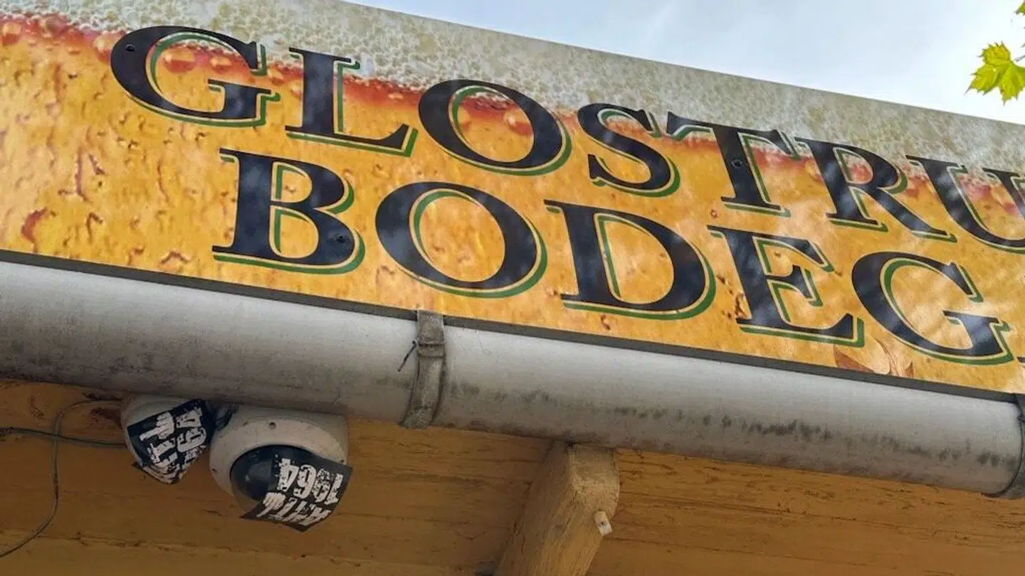 Alle kameraerne blev dækket med klistermærker med teksten 'Anti 1964´.