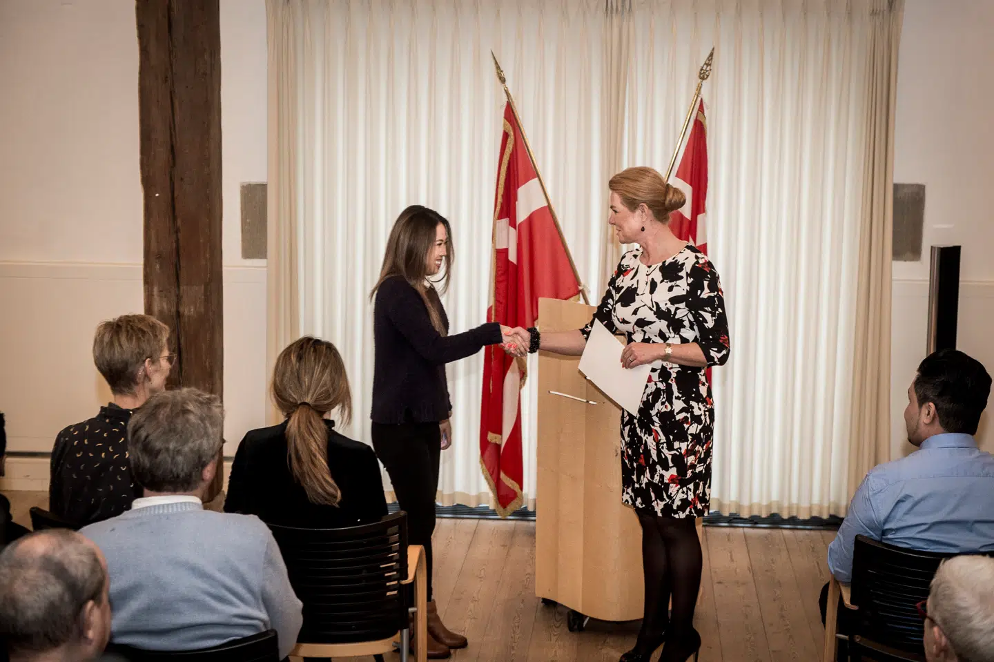 Daværende udlændinge- og integrationsminister Inger Støjberg (V) var i 2019 vært for den første officielle ceremoni, hvor udlændinge som følge af håndtryksloven, som blev vedtaget i 2018, skulle give hende hånden for at få et statsborgerskab i bytte.