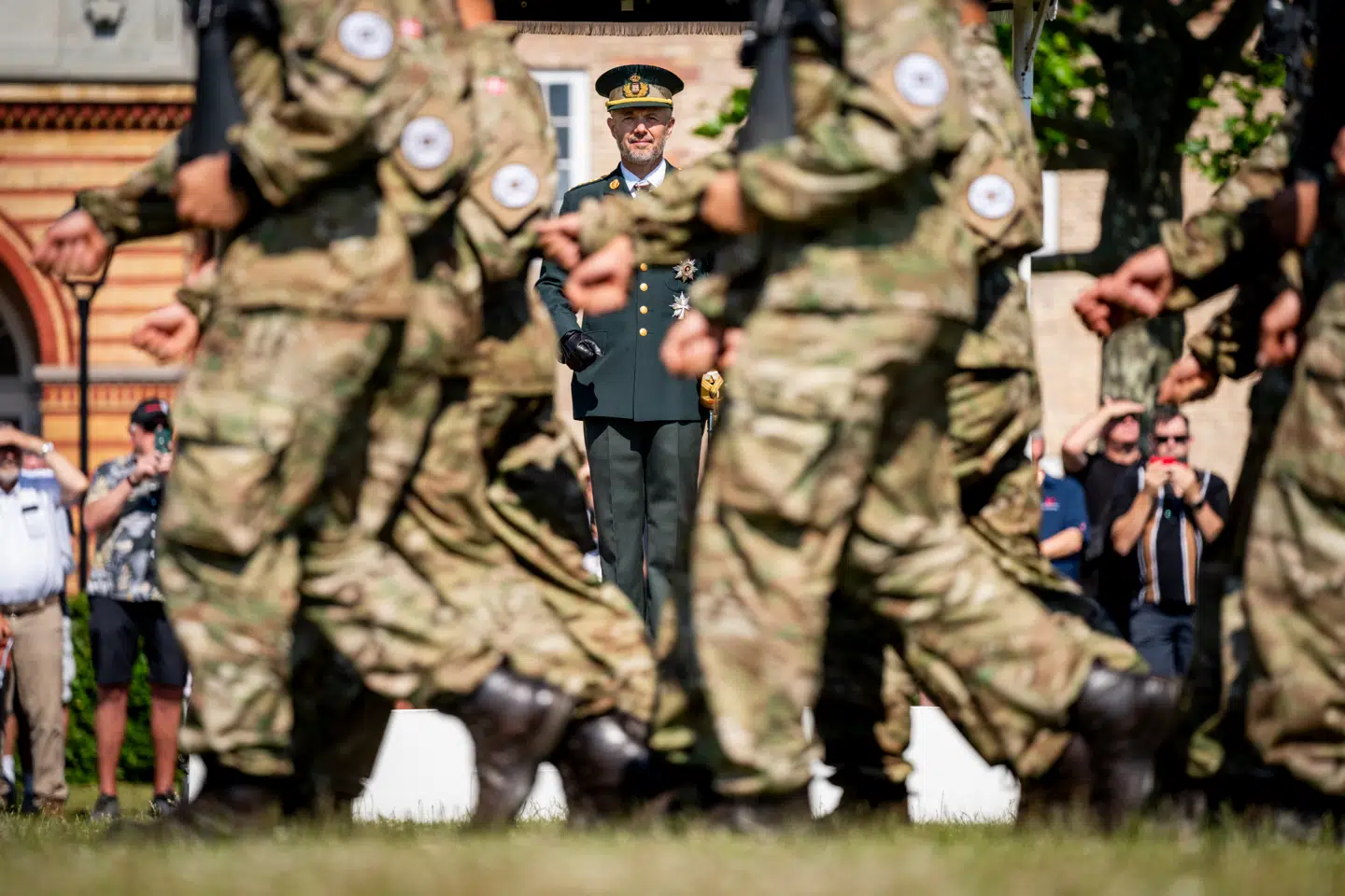 »Jeg kan nemt forestille mig, at der er kræfter i regeringen og Folketinget, som allerede har lagt beslag på samtlige råderumsmilliarder til kommende initiativer inden næste valg. Men her må man som ansvarligt politisk parti spørge, hvad er vigtigt – og hvad er kritisk,« skriver Jes Brinchmann om oprustning af Forsvaret. Her ses kongen på Livgardens Kaserne 27. juni 2024.