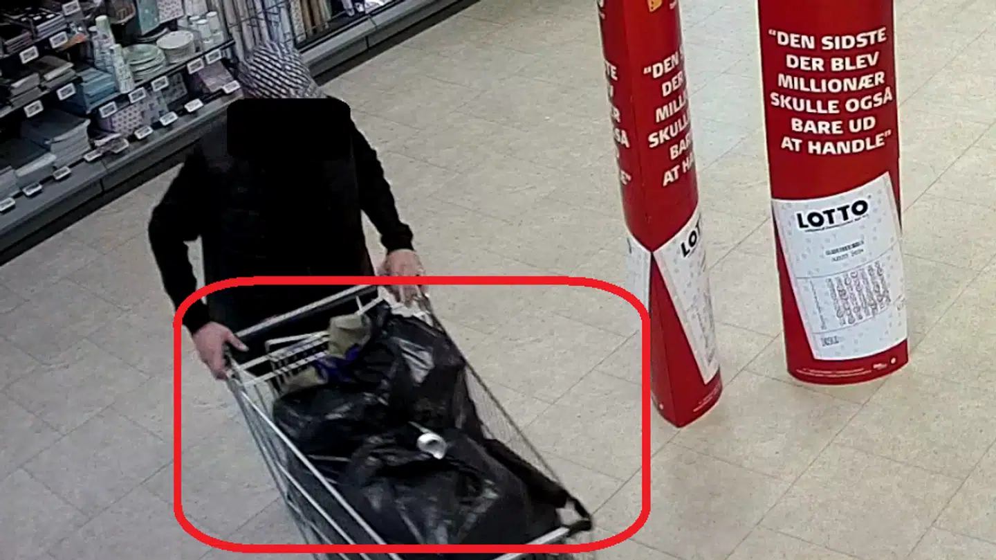 (Arkiv) Her ses tyv på vej væk fra Meny med vognen fuld af varer, han aldrig har betalt for. Flere af de udlændinge, der nu står til at få dansk statsborgerskab, er dømte butikstyve.