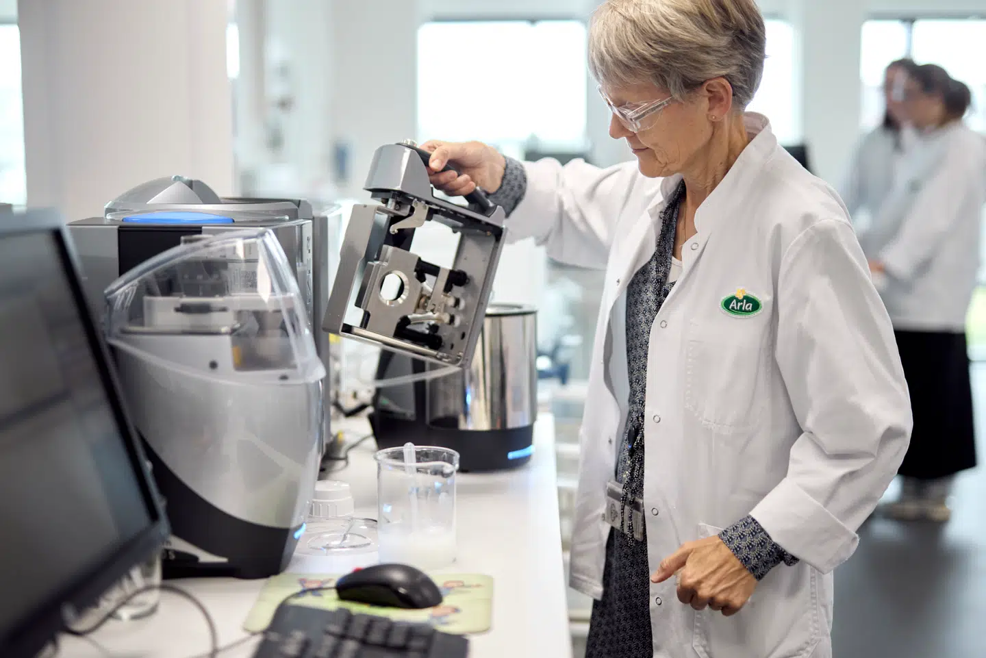 Mona Slyngborg, forsker i Arlas innovationslaboratorium i Skejby ved Aarhus, undersøger partikelstørrelsen i skyr. Laboratoriet beskæftiger en bred vifte af forskere, der er uddannet som alt fra mejerister over biologer til fysikere.