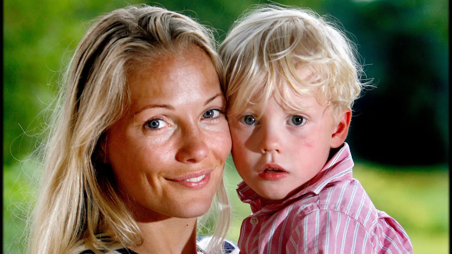 Caroline Fleming med sønnen Alexander. Angiveligt var det et ønske fra den afdøde lensgreve, at Alexander arvede slottet, men ønskede familien Fleming angiveligt ikke.