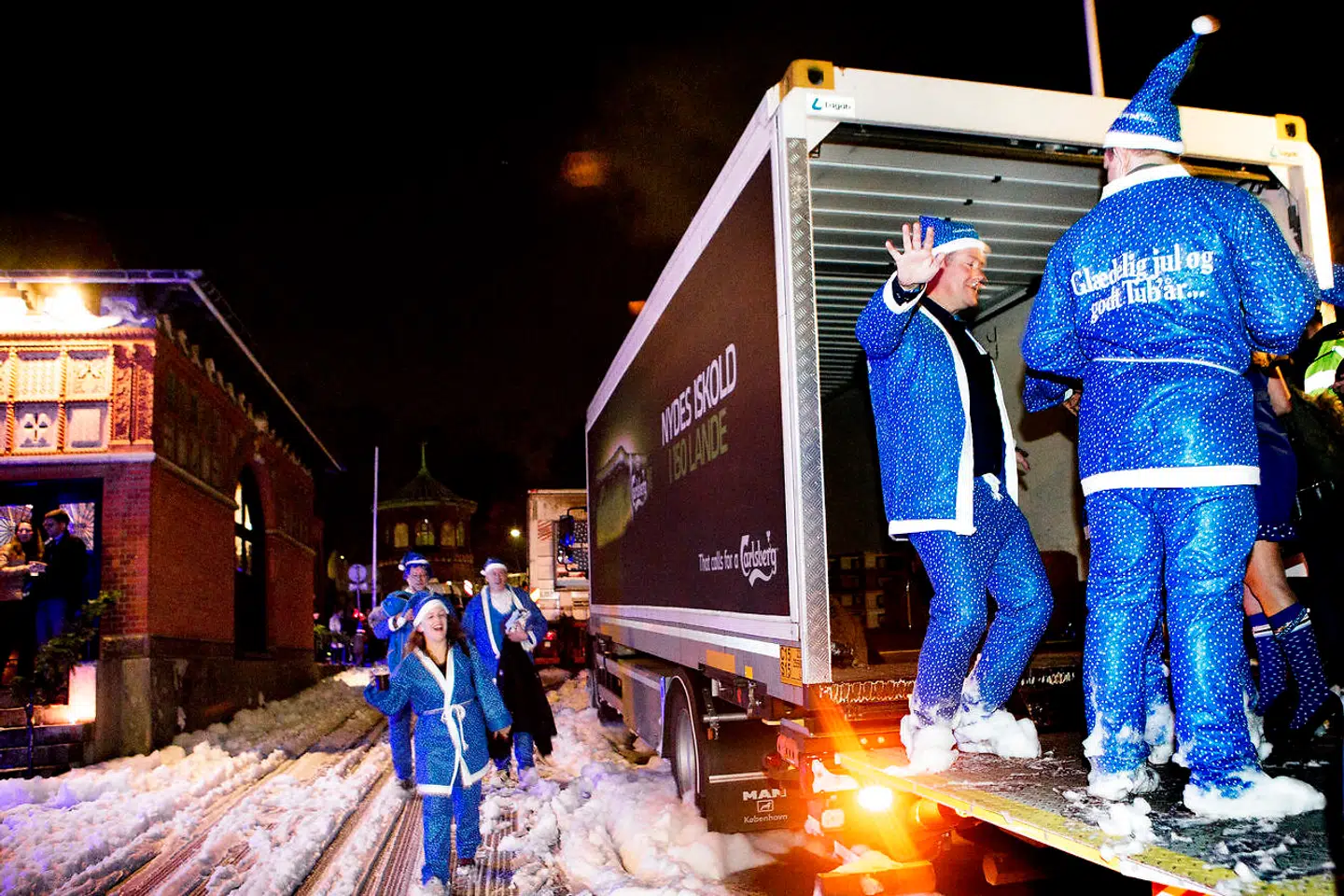 En af lastbilerne med julebryg og nissemænd og -kvinder i julemandskostume og nissehuer.