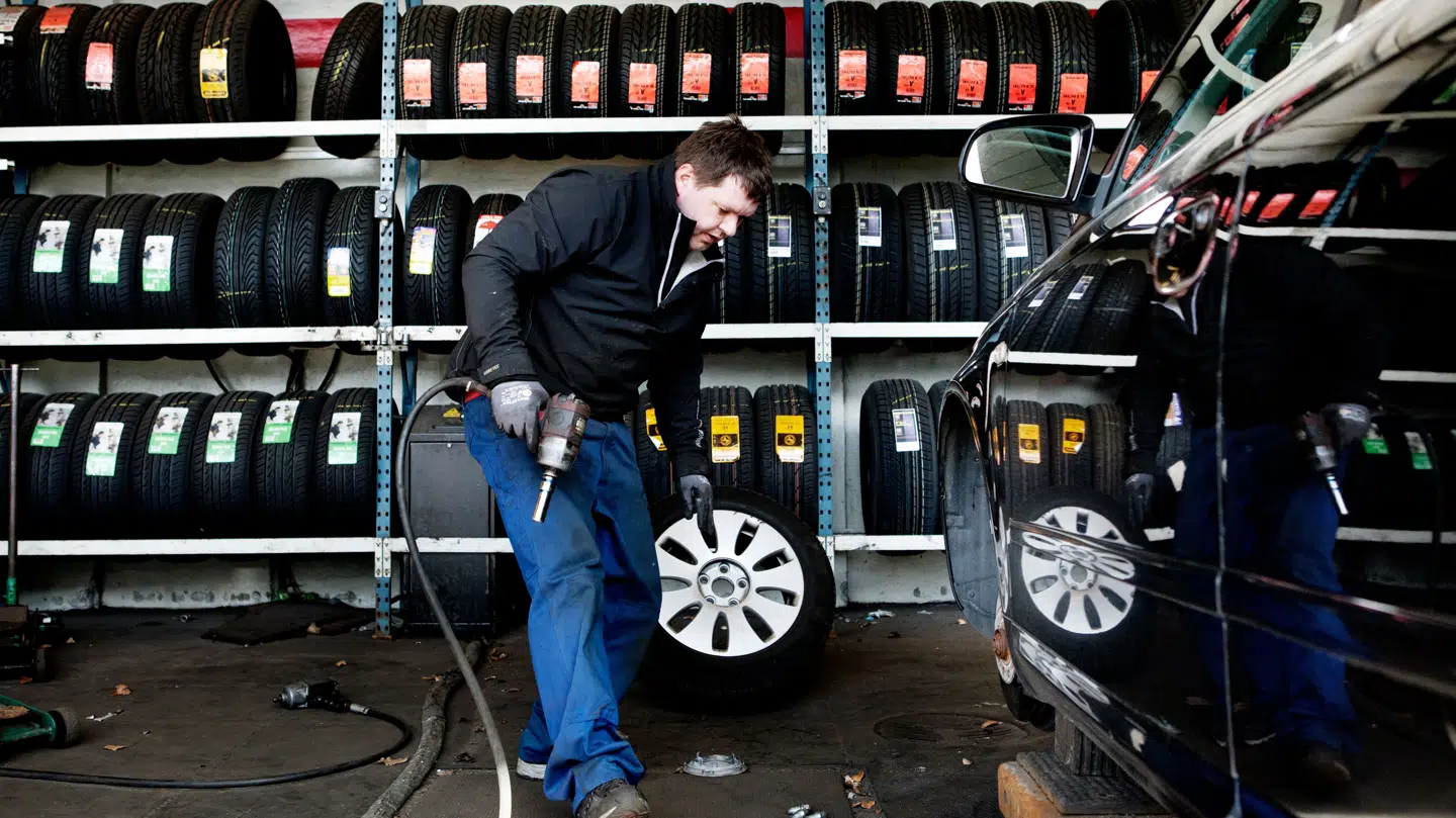 Sæsonen for frost og glatte veje er nu slut i Danmark. Men kun 4 ud af 10 danske bilister har kørt vinteren igennem på vinterdæk. Derfor diskuteres det nu om det skal gøres lovpligtigt at køre med vinterdæk om vinteren. Hos AGL dækservice på Frederikssundsvej har de i disse dage travlt med at få bilisternes vinterdæk skiftet ud til sommerdæk.