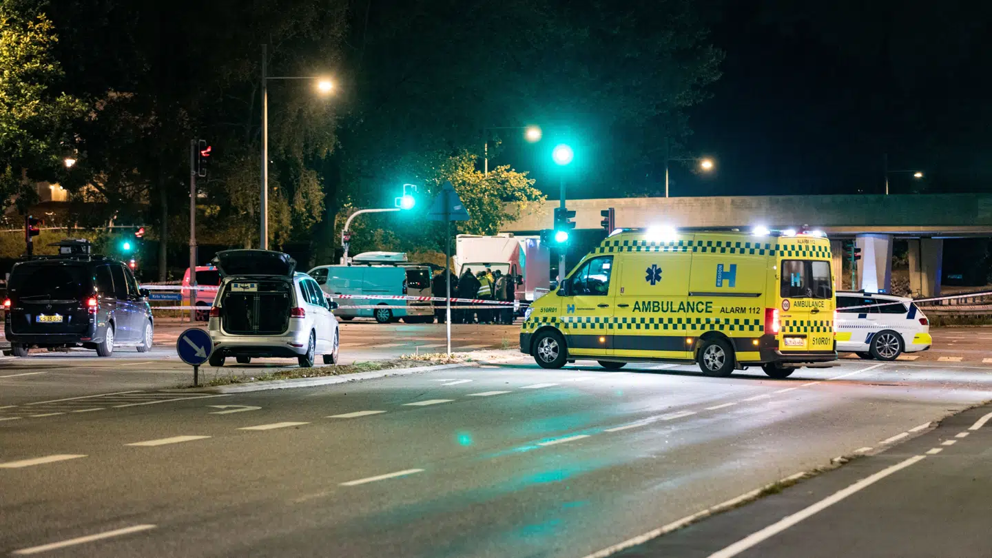 Politiet har afspærrede et større område i Værløse omkring krydset Fiskebækvej og Kirke Værløsevej lørdag d. 12 oktober 2024, efter en mand født i 1992 blev skudt i maven og var i kritisk tilstand.