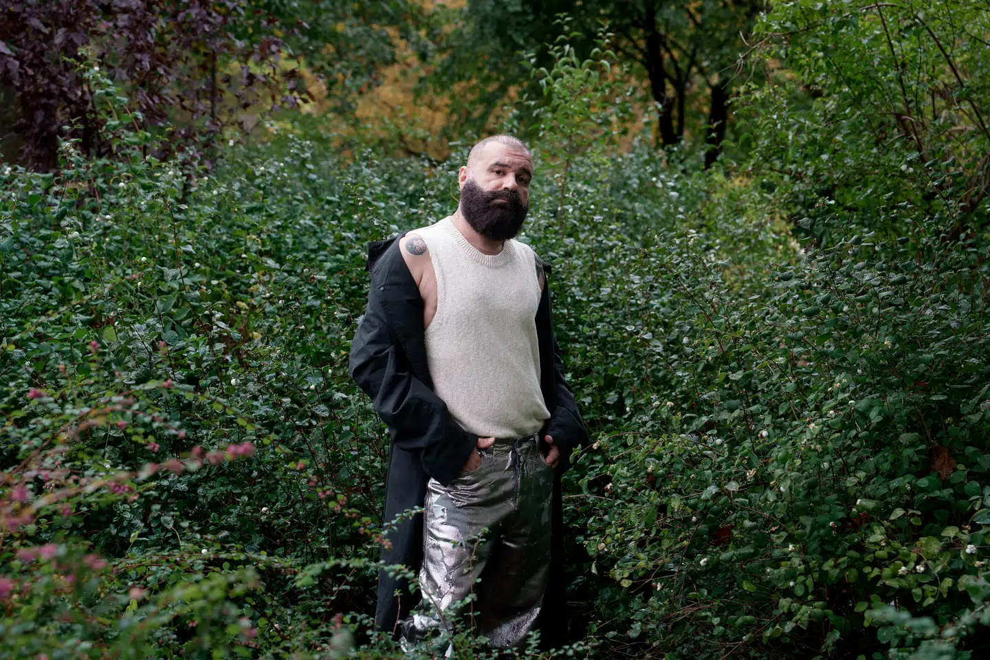 I den forgangne uge gæstede Khaled Alesmael Bogforum i Danmark for at fortælle om sin roman »Selamlik«. Et eksplicit og hedt portræt af en ung syrisk homoseksuel, der møder intolerance i det religiøse samfund, han vokser op i. Men homofobien slipper ikke sit tag, da han flytter til Vesten.