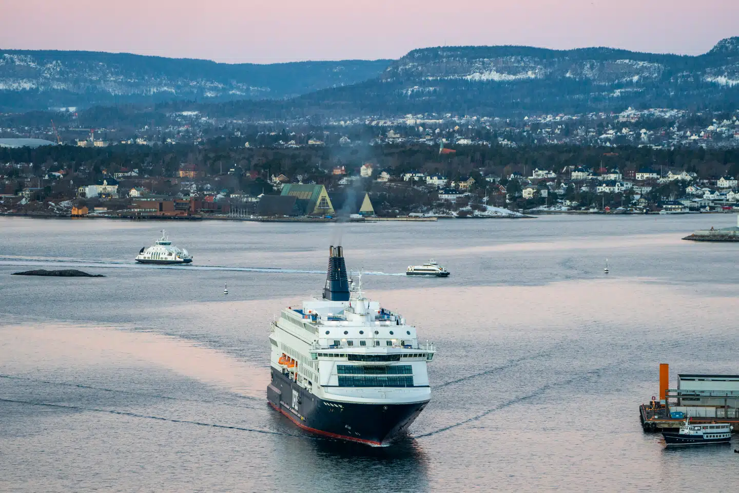 Oslo-færgen, eller »DFDS Danskebåten« som den kaldes af nordmændene, ses her under sejlads i den indre Oslofjord med Bygdøy i baggrunden.