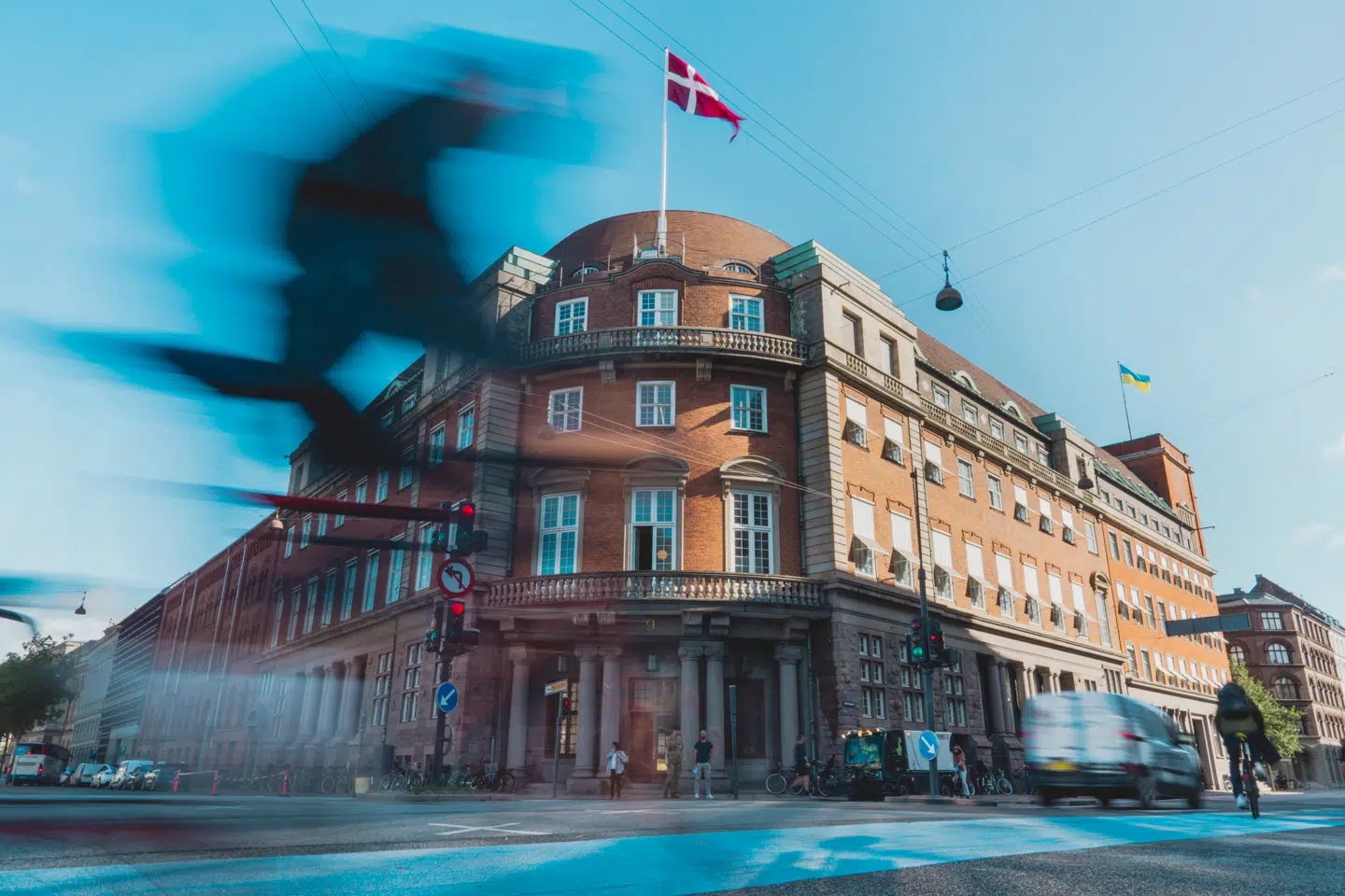 I dag var pressen indkaldt til Forsvarsministeriet for at høre om Danmarks nye veteranpolitik. Men forligspartier afviser, at en aftale er på plads.