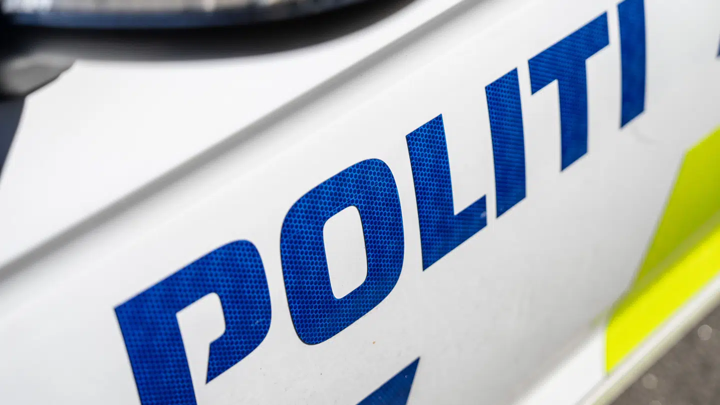 Den 14-årige pige blev ifølge politiets tiltale truet med at blive slået ihjel af gerningsmanden eller hans brødre, hvis hun anmeldte voldtægten til politiet.