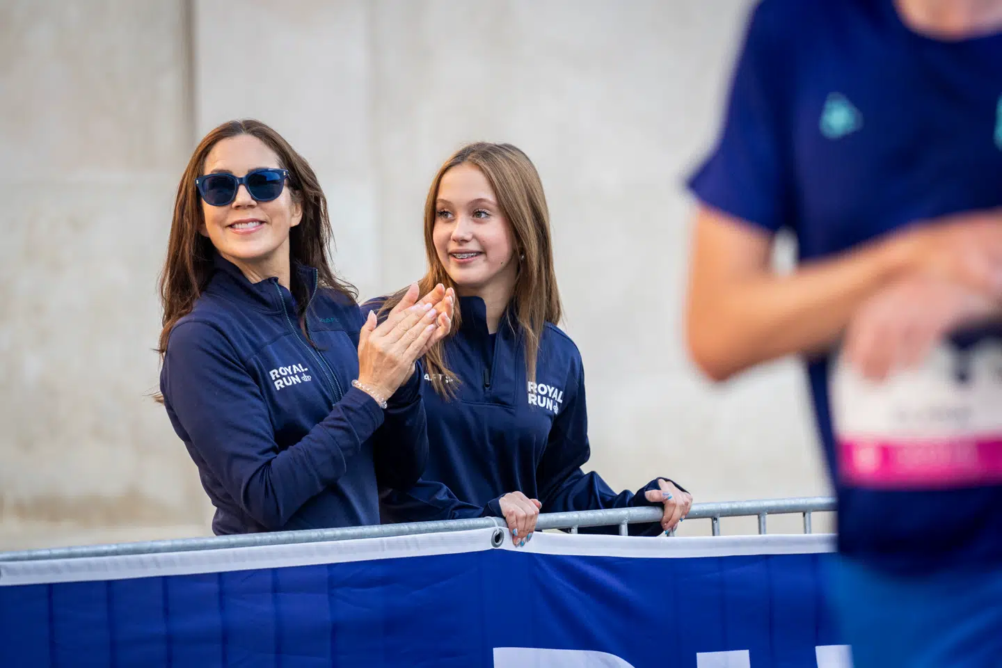 Dronning Mary og prinsesse Josephine var – som her til Royal Run i år – iklædt træningstøj, da de torsdag ganske overraskende er dukket op ved stranden i Sydney.