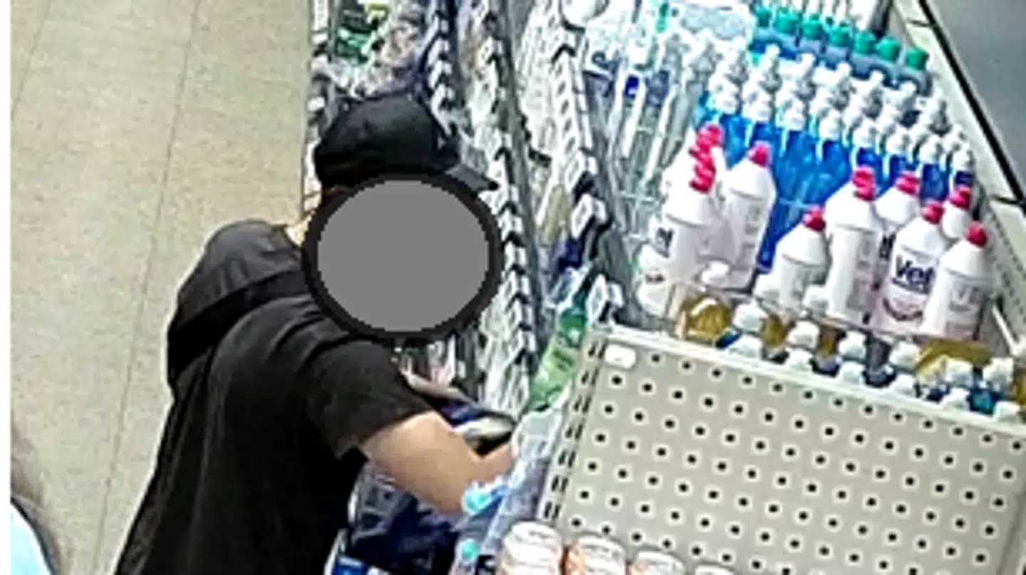 Her ses en tyv i Meny snuppe fem poser med vasketabs, han ikke betalte for.