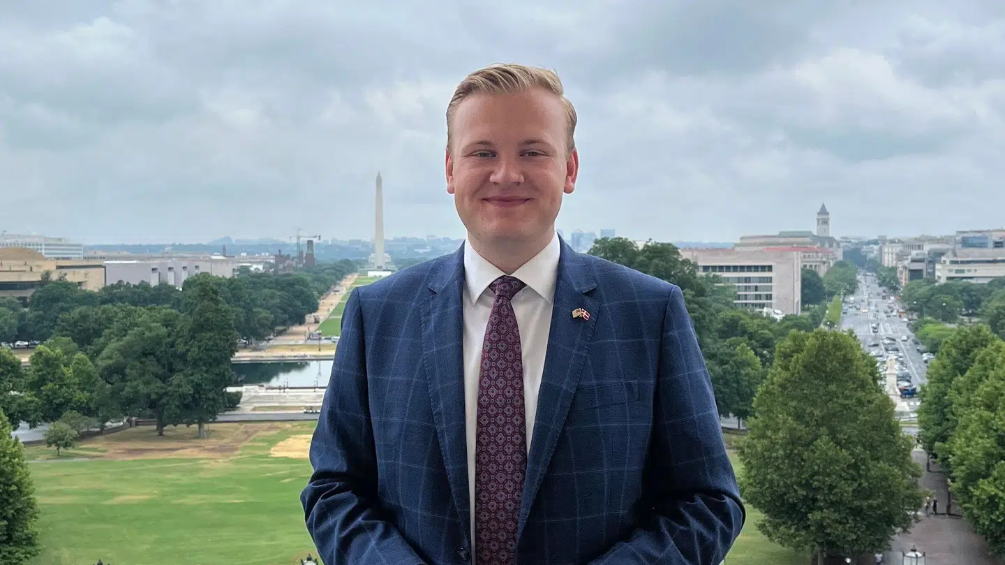 Christian Bülow har et godt samarbejde med både det republikanske moder- og ungdomsparti. Nu fortæller han, hvad Trump kommer til at gøre, hvis han vinder valget. Her står han på formanden for Repræsentanternes Hus' private balkon i USAs Kongres.