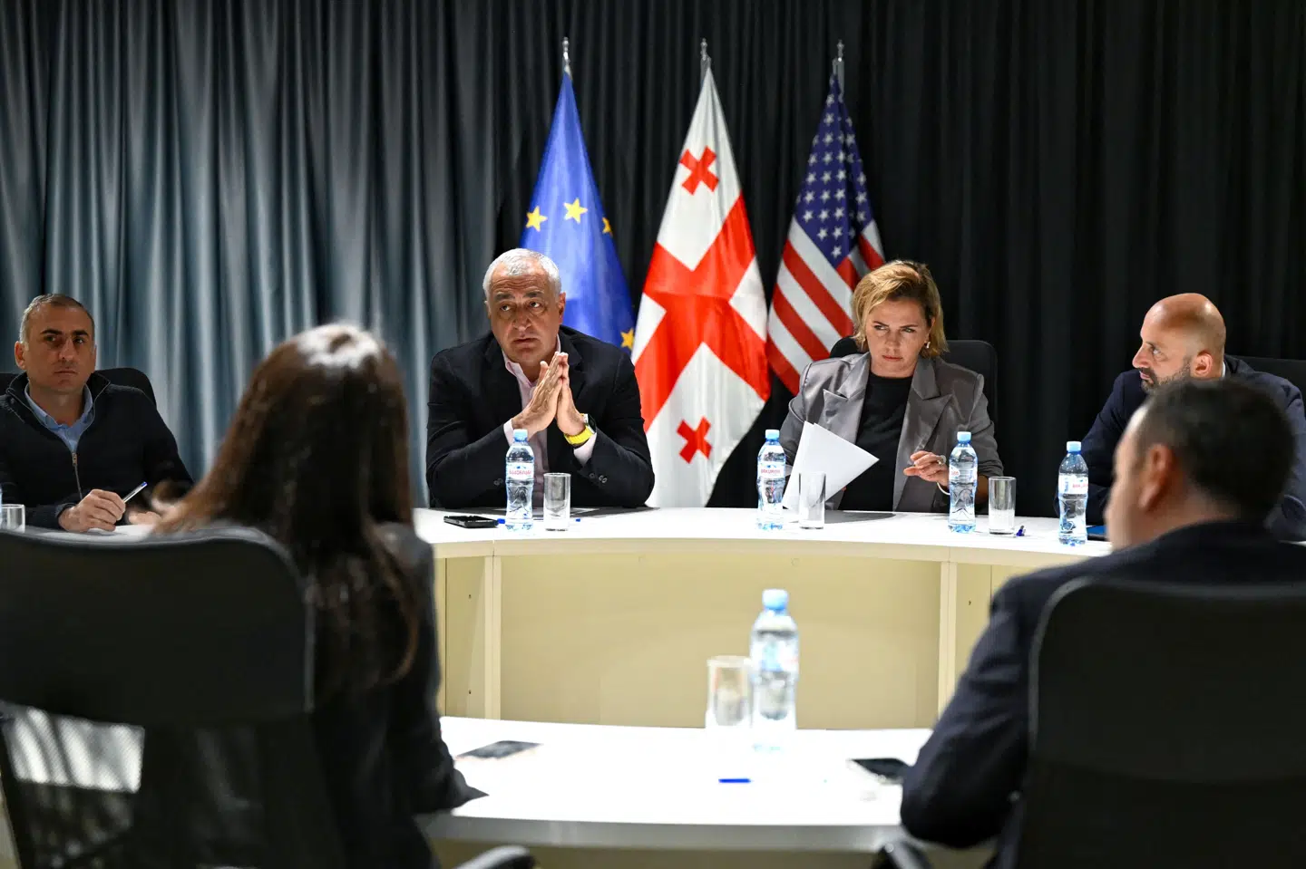 Rettighedsaktivister mødtes torsdag med ledere af Georgiens opposition, fem dage efter at det officielle valgresultat gav sejren til regeringspartiet, Georgisk Drøm, ved et omstridt valg. Resultatet er statistisk umuligt, siger analyseinstitut.