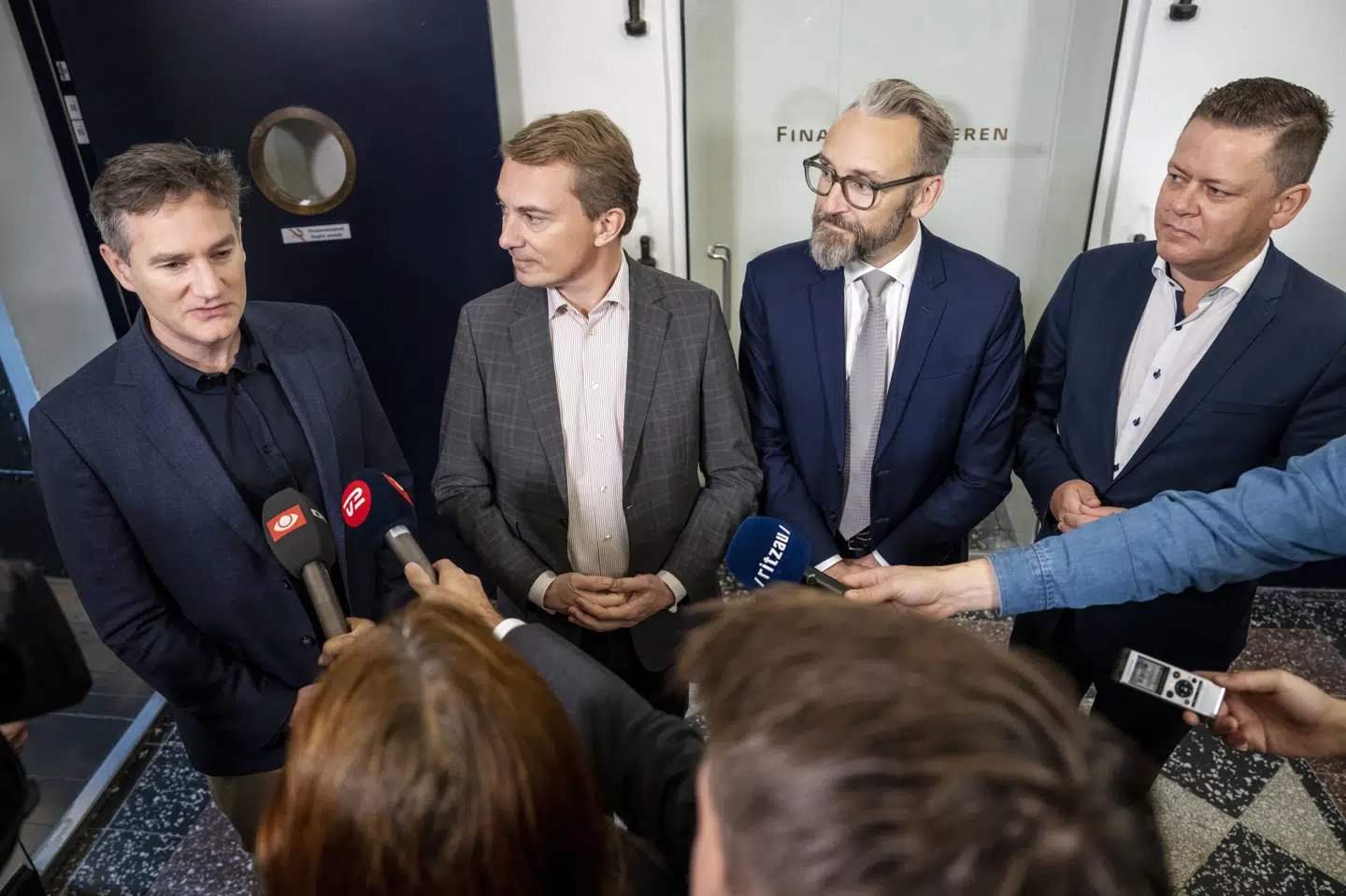 Fredagen før efterårsferien mødte Rasmus Jarlov (K), Morten Messerschmidt (DF), Ole Birk Olesen (LA) og Dennis Flydtkjær (DD) sammen op for at forhandle finanslov med Nicolai Wammen, der nu har accepteret, at de blå partier forhandler sammen. (Arkivfoto).