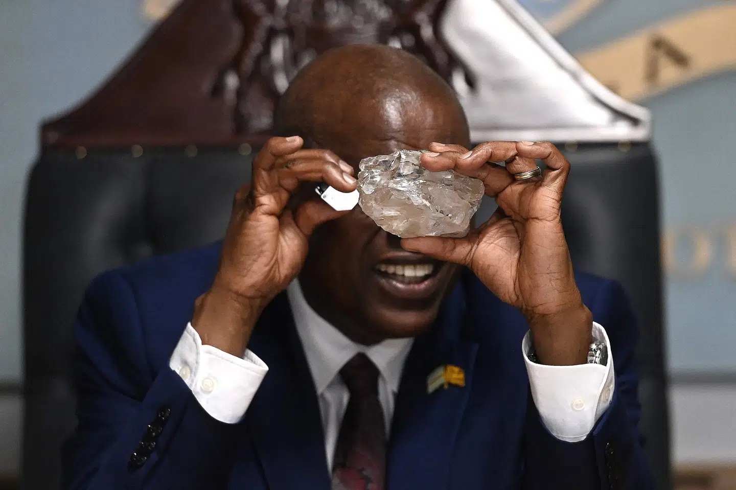 Præsident Mokgweetsi Masisi ses her med en kæmpediamant i august - nemlig den næststørste nogensinde fundet. Nu træder han tilbage. (Arkivfoto).