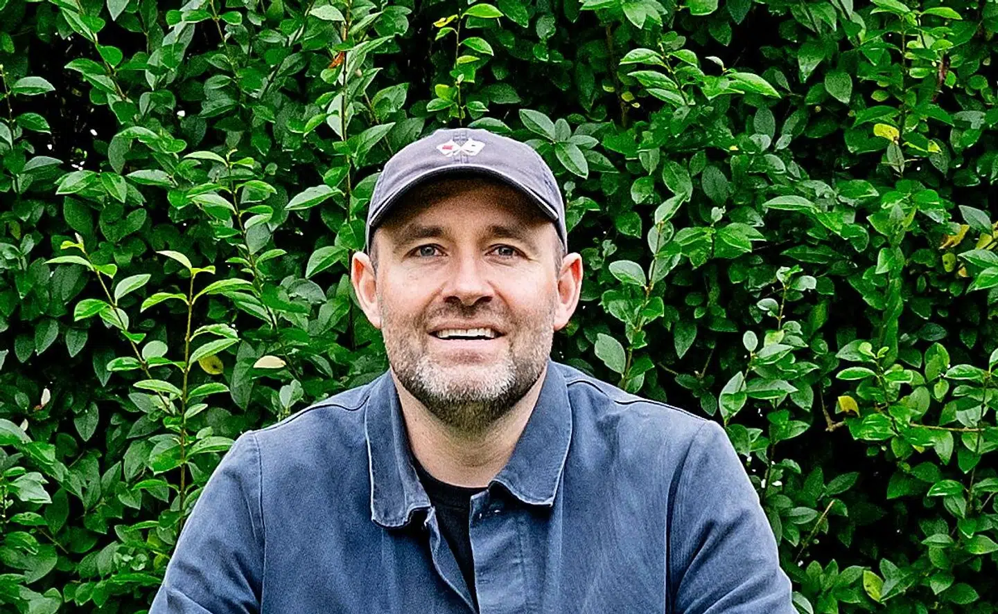 Den populære tv-vært Mikkel Kryger er sprunget ud som forfatter.