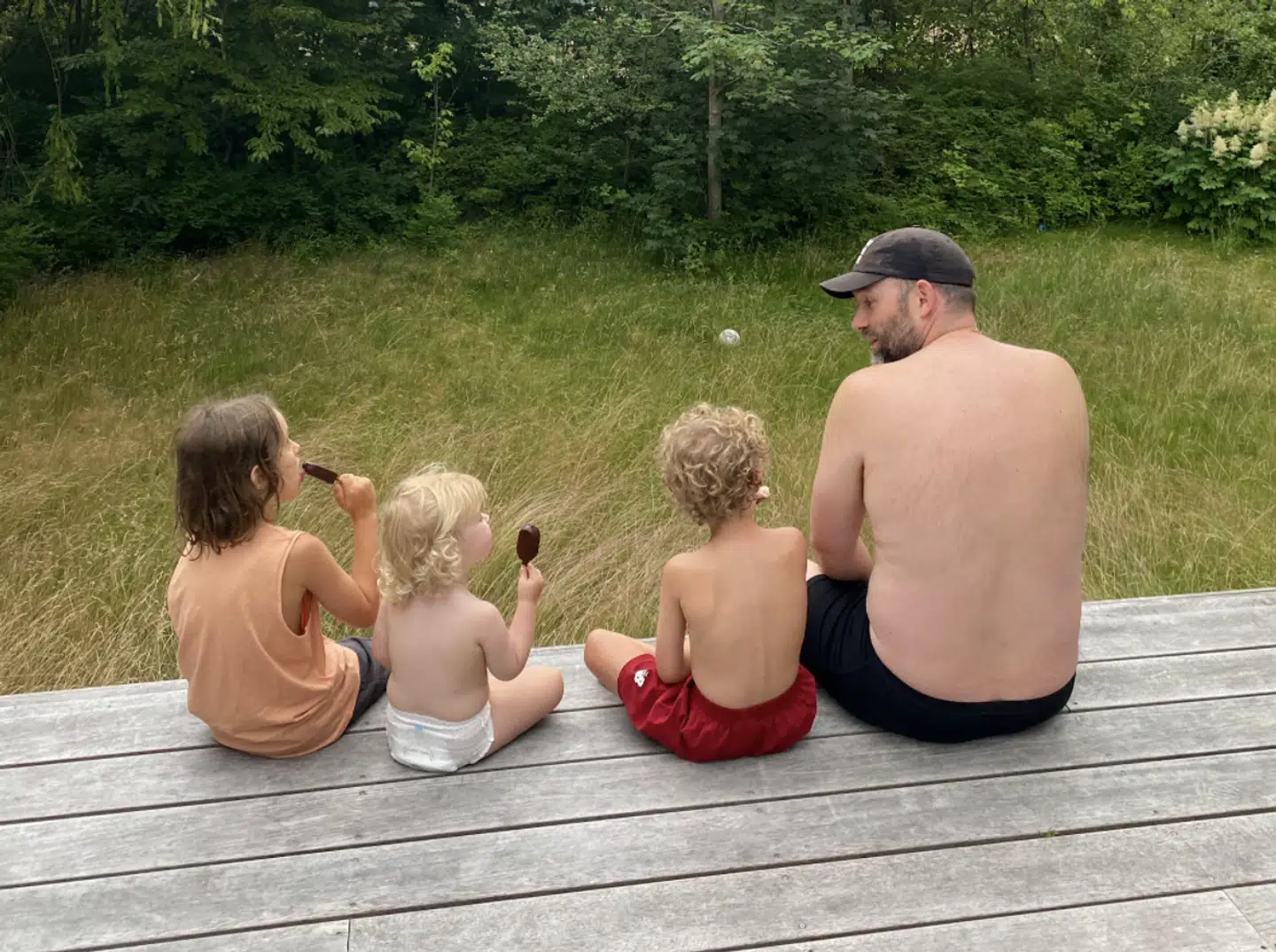 Mikkel Kryger hygger i haven med Max, Lui og Uma.