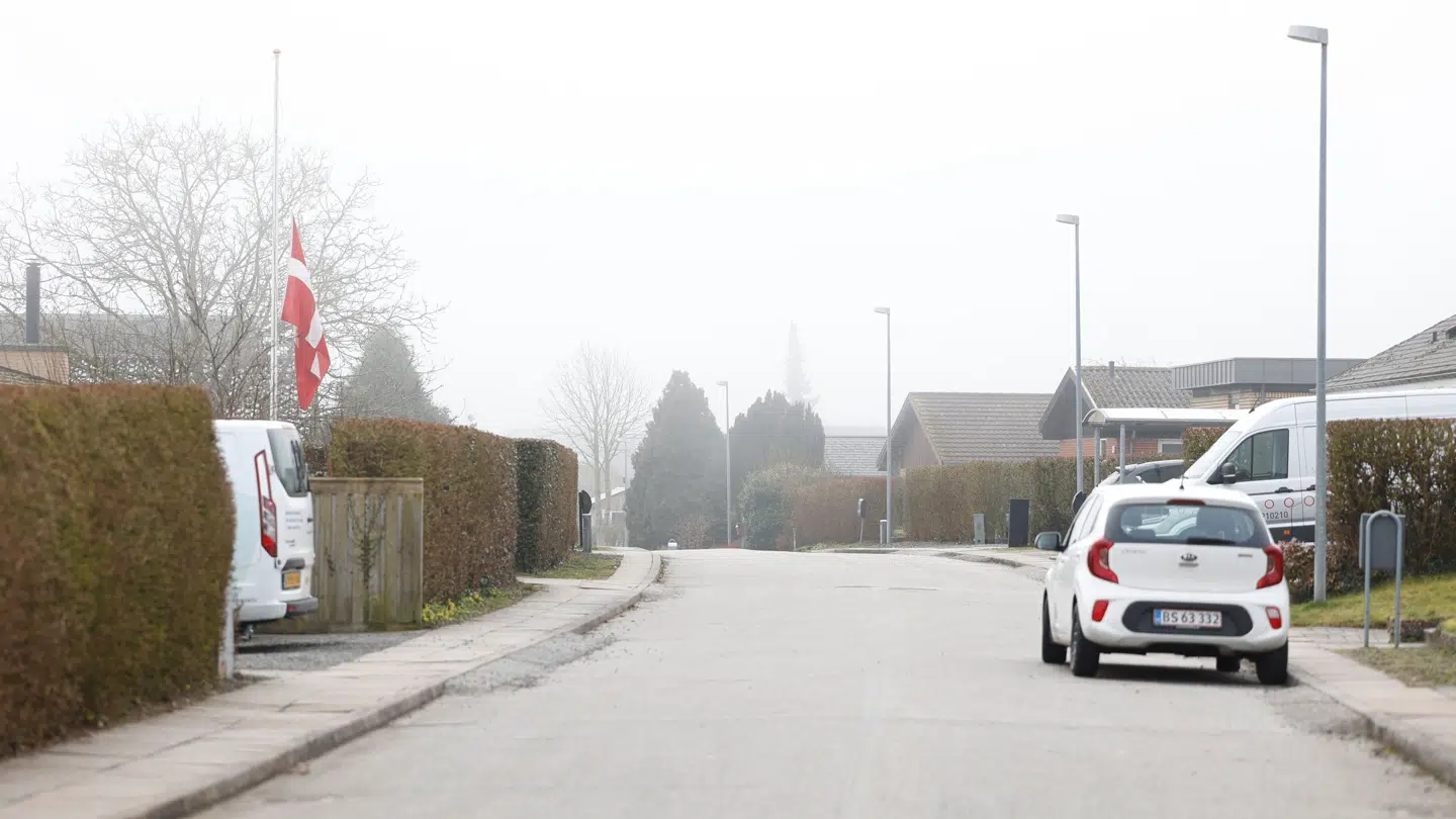 Her ses Østjyllands Politis teknikere arbejde på Guldregnvej i Randers fredag den 8. marts 2024, dagen efter husejeren og familiefaren Jonas var blevet dræbt.