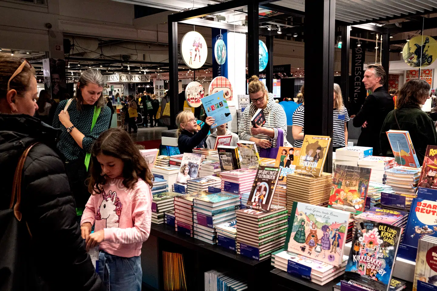 Bella Center i København forvandles i denne weekend til en verden af bogtårne, når Bogforum rykker ind.