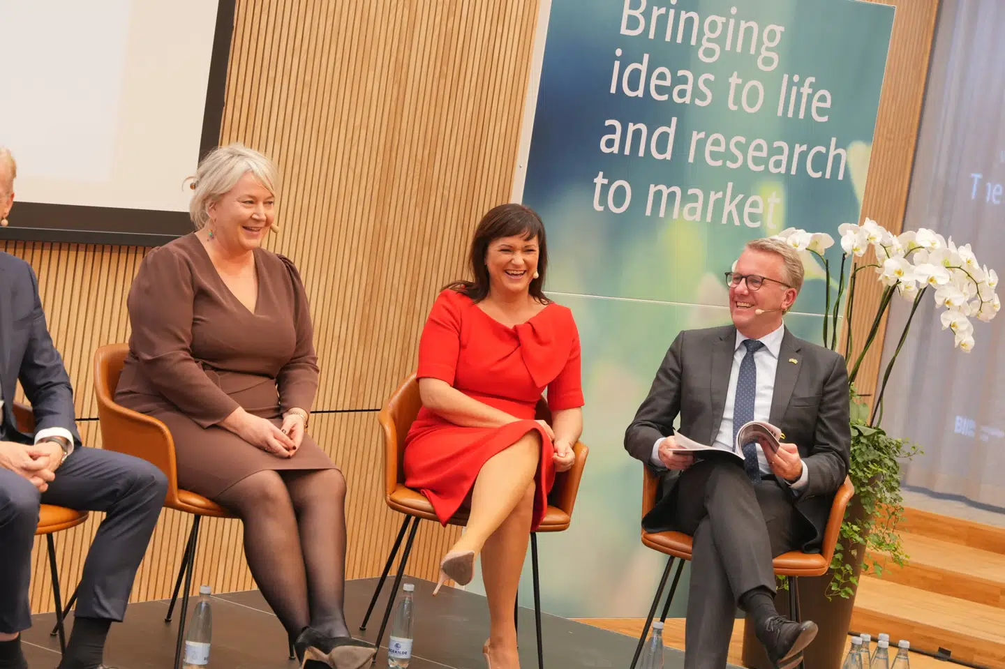 Erhvervsminister Morten Bødskov (S), indenrigs- og sundhedsminister Sophie Løhde (V) og uddannelses- og forskningsminister Christina Egelund (M) præsenterede fredag en strategi for life science på BioInnovation Institute i København.