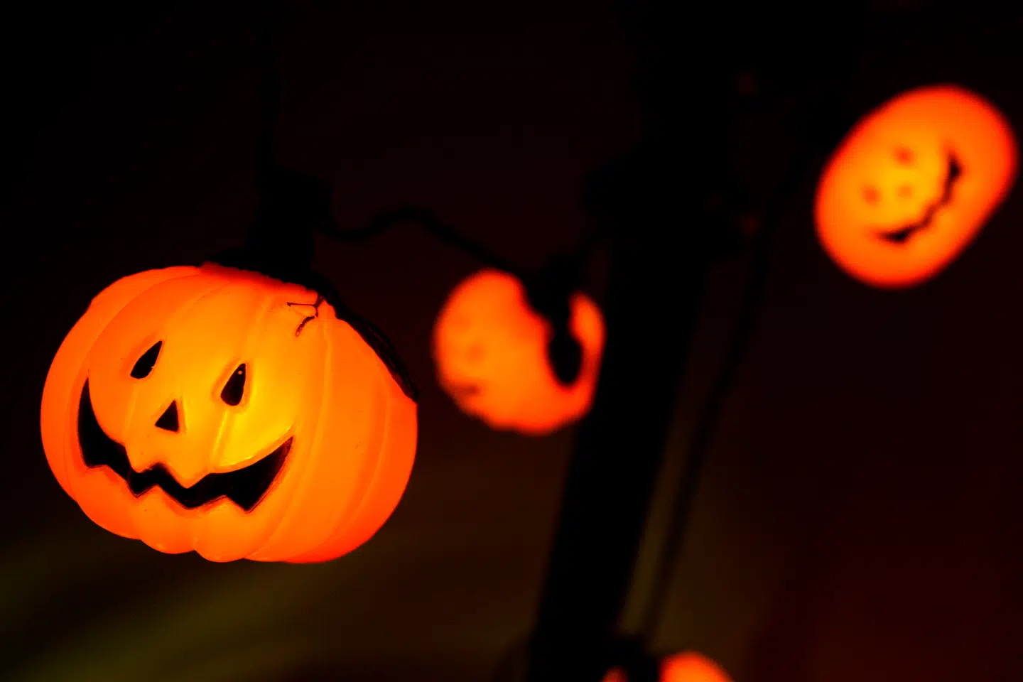 Halloween-aften går byens børn på gaden for at rasle. For en familie i Nordsjælland var det ikke kun slik, der kom med hjem i posen.