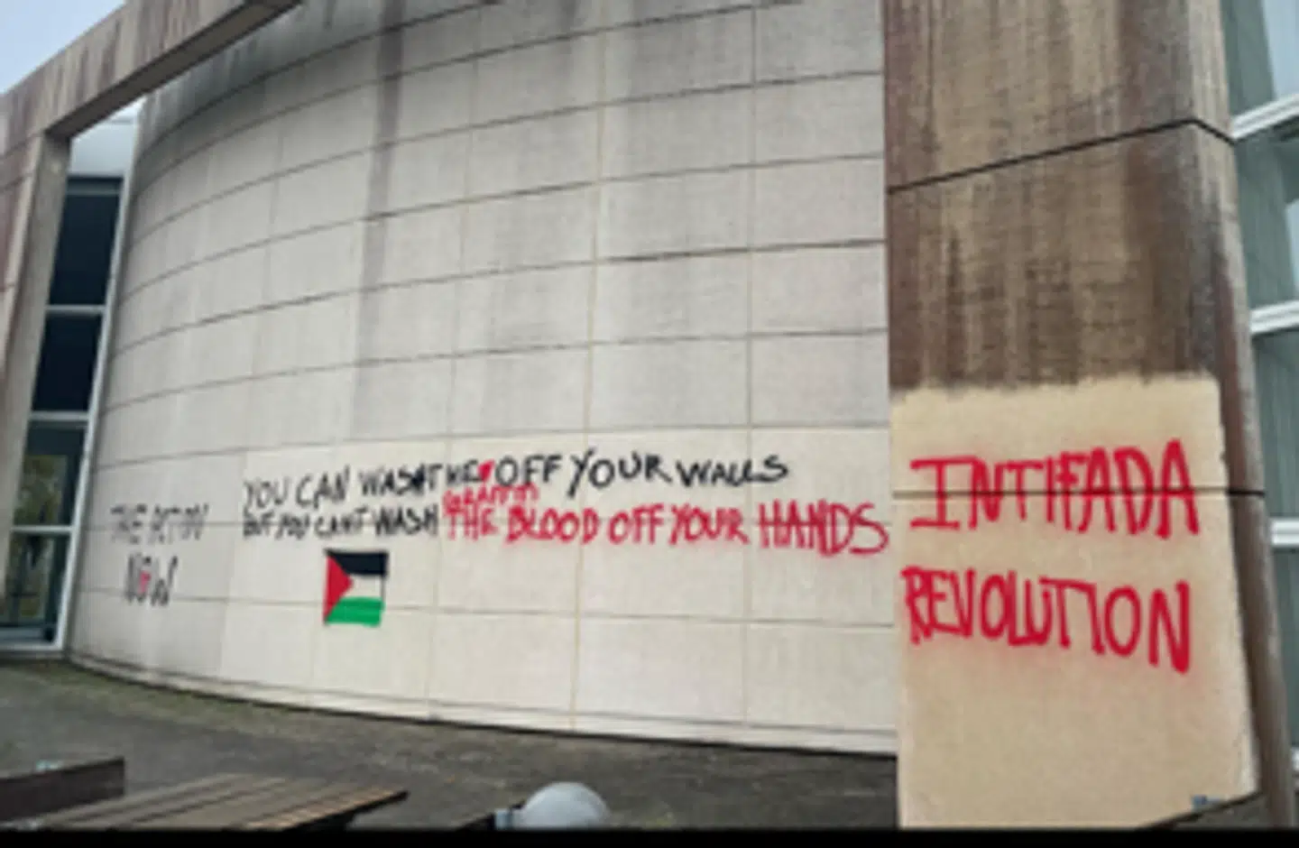 Studerende og ansatte på RUC blev mødt af propalæstinensisk grafitti, da de mødte ind tirsdag morgen