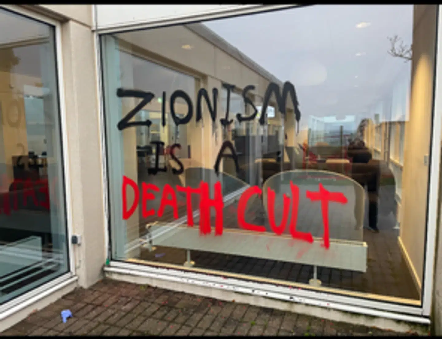'Zionisme er en dødskult' lyder det blandt andet på noget af det grafitti, der er blevet malet på RUCs bygninger.