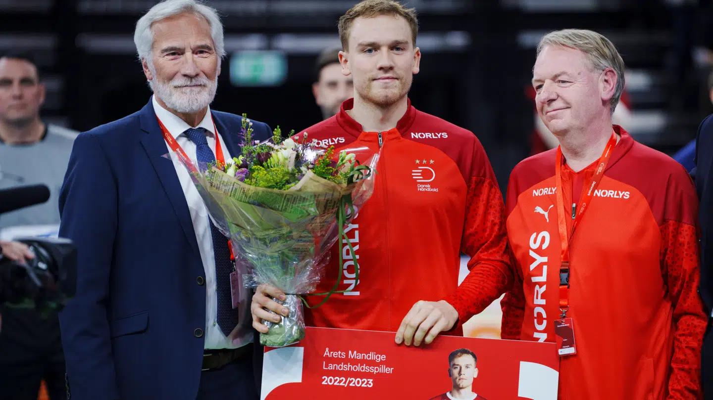 Morten Stig Christensen (tv.) overrakte Simon Pytlick prisen for 'Årets mandlige håndboldspiller' i januar.