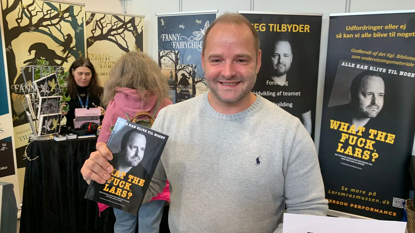 Lars Rasmussen ved sin stand på årets Bogforum i København.
