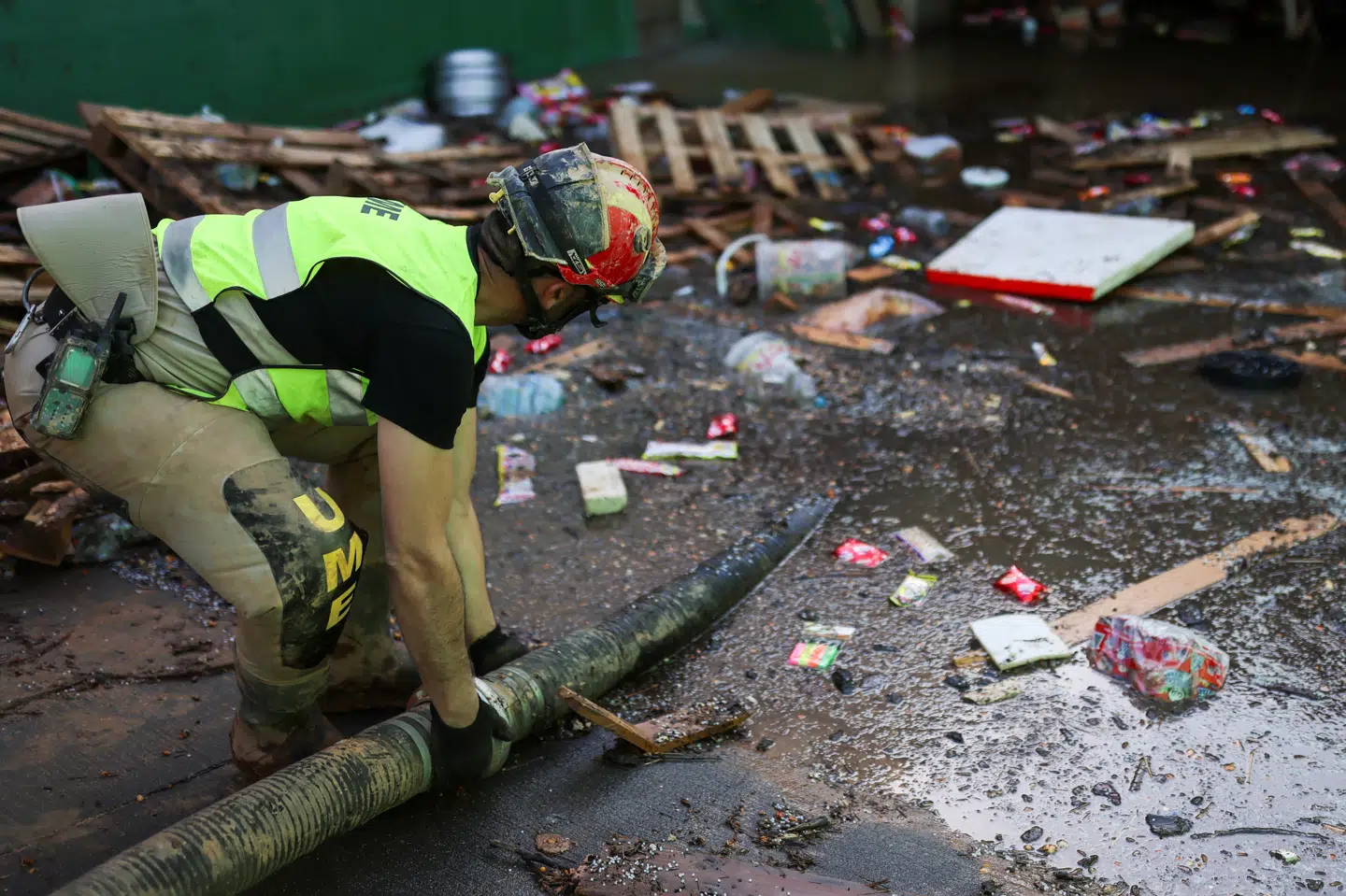 Der arbejdes lørdag på at få pumpet vand ud af parkeringskælderen under butikscentret Bonaire i Valencia, hvor flere personer frygtes at være blevet dræbt under oversvømmelser.
