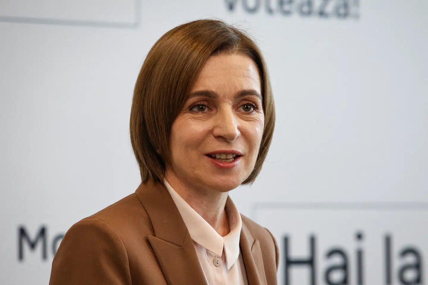 Moldovas siddende præsident, Maia Sandu, håber at tage sejren ved anden runde af præsidentvalget søndag.