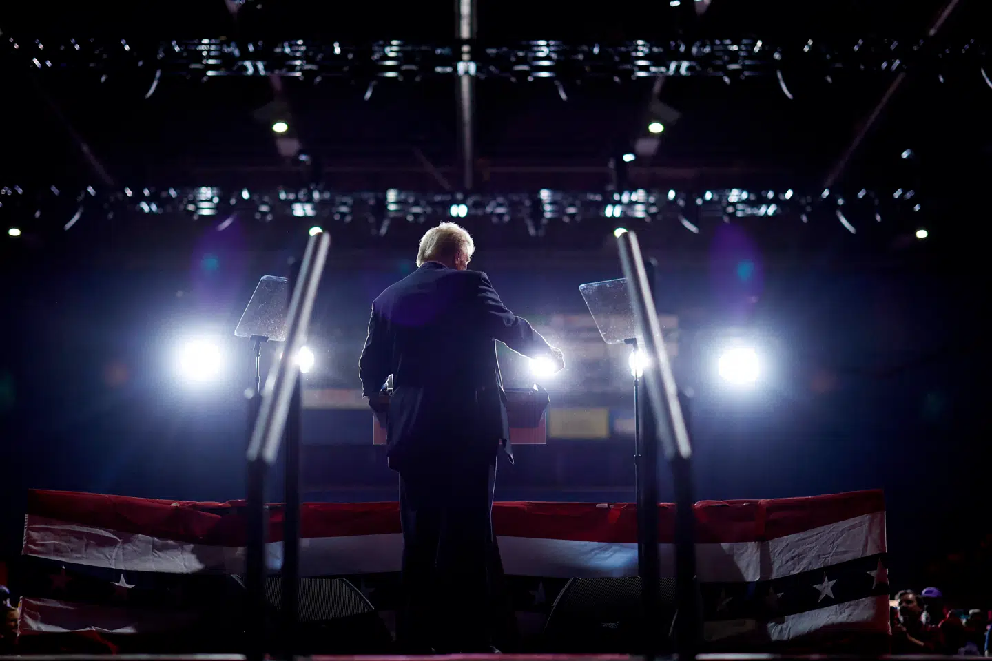Her ses Donald Trump på scenen i Salem i Virginia den 2. november.