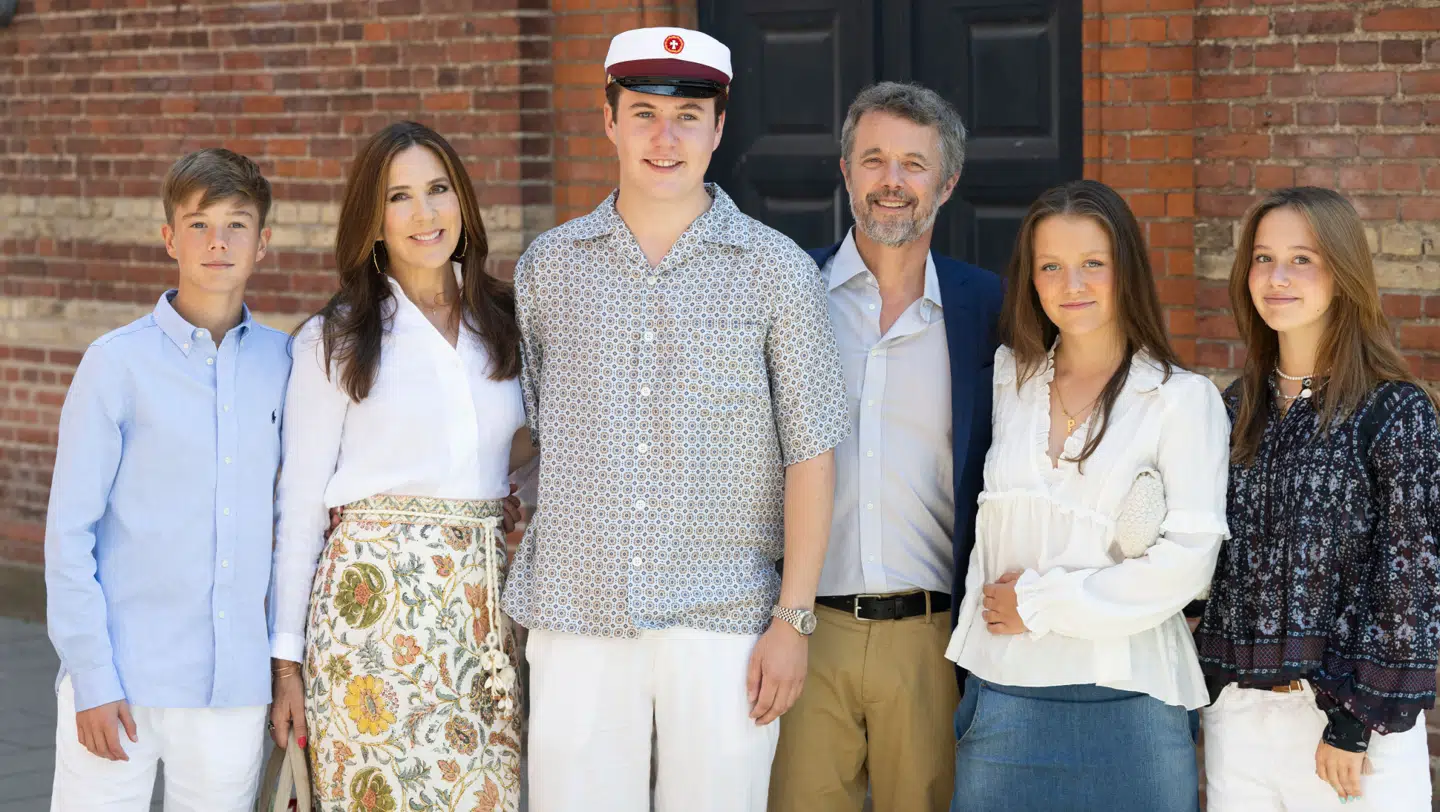 Kronprins Christian er for tiden i Afrika på sabbatår, efter han i sommer blev student fra Ordrup Gymnasium. Prinsesse Isabella går til daglig i 2.g på Øregård Gymnasium, mens prins Vincent går i 6. klasse på Tranegårdsskolen, og prinsesse Josephine går på samme klassetrin på Kildegård Privatskole.