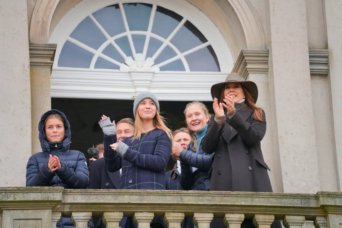 Dronning Mary havde som en overraskelse yngstedatteren prinsesse Josephine med til den traditionsrige Hubertusjagt i Dyrehaven ved Klampenborg. Her følger de med spænding løbet fra balkonen på det kongelige Eremitageslot.