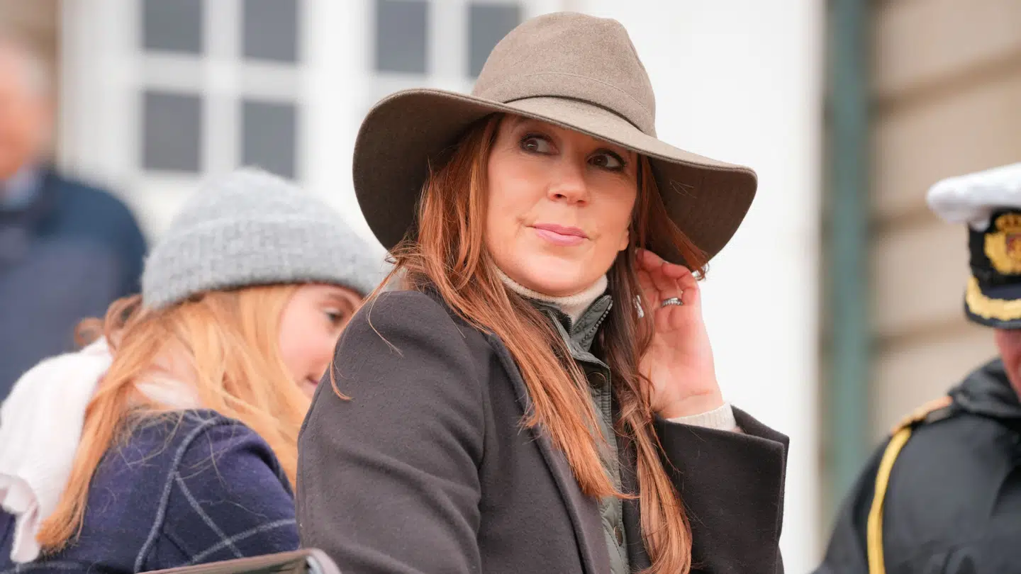 Dronning Mary havde som en overraskelse yngstedatteren prinsesse Josephine med til den traditionsrige Hubertusjagt i Dyrehaven ved Klampenborg. Her køres de med karet op til Eremitageslottet, hvorfra de følger løbet.