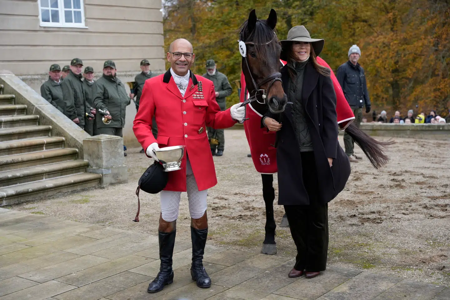Dronning Mary med vinderen af årets Hubertusjagt.