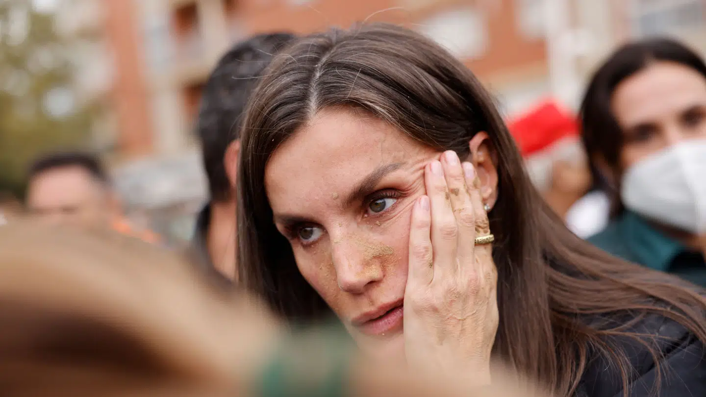 Dronning Letizia taler med nogen af de berørte borgere.