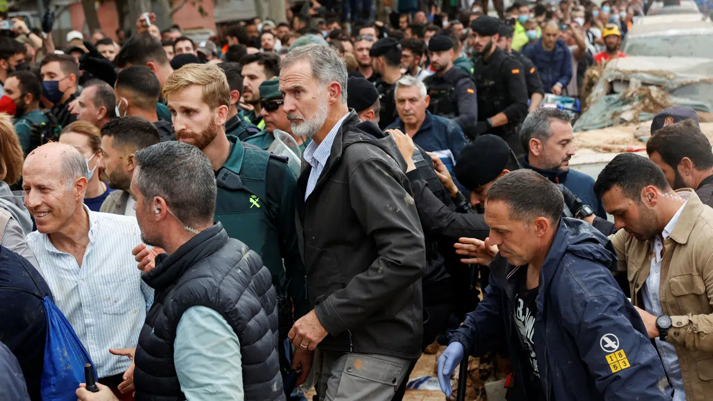 Sikkerhedsfolk forsøgte at beskytte kongen i Paiporto.