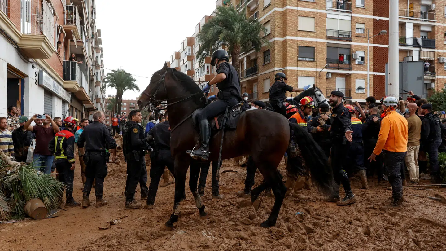 Der er stadig mudder alle steder efter oversvømmelsen.