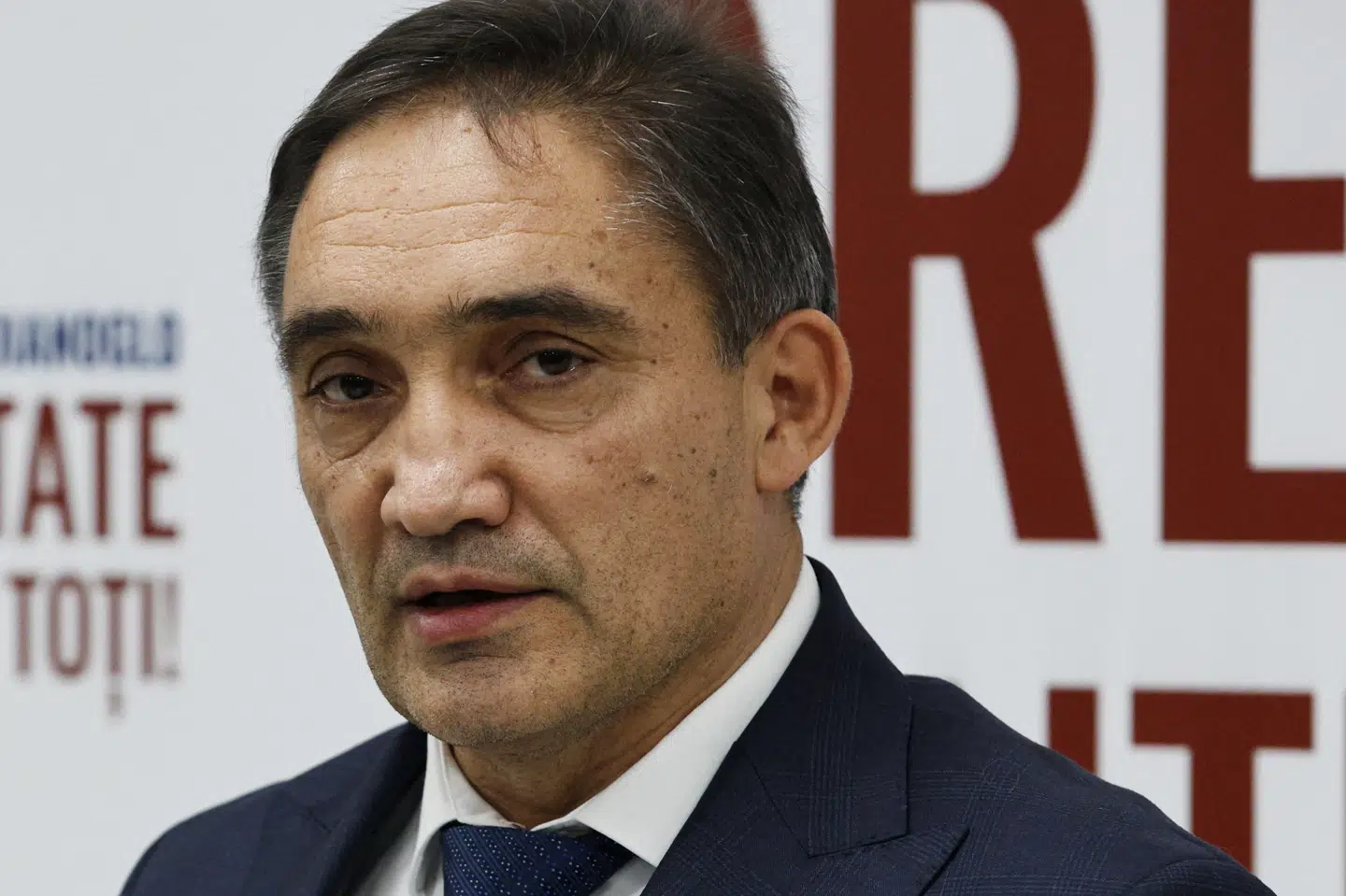 Alexandr Stoianoglo fører ved præsidentvalget i Moldova. Han ses her søndag aften til et pressemøde, efter at stemmestederne er lukket.