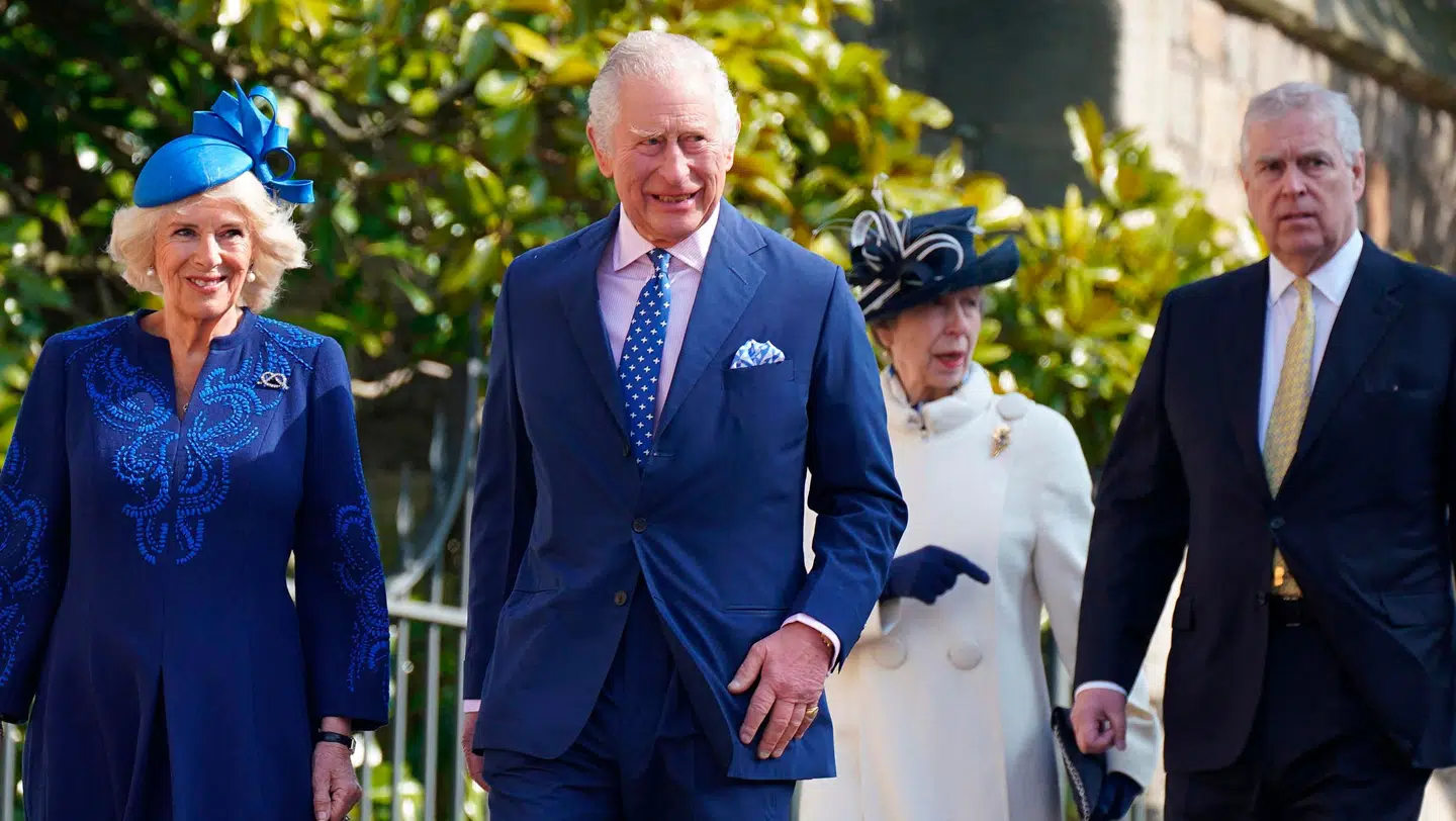 Kong Charles forrest og prins Andrew bagest.