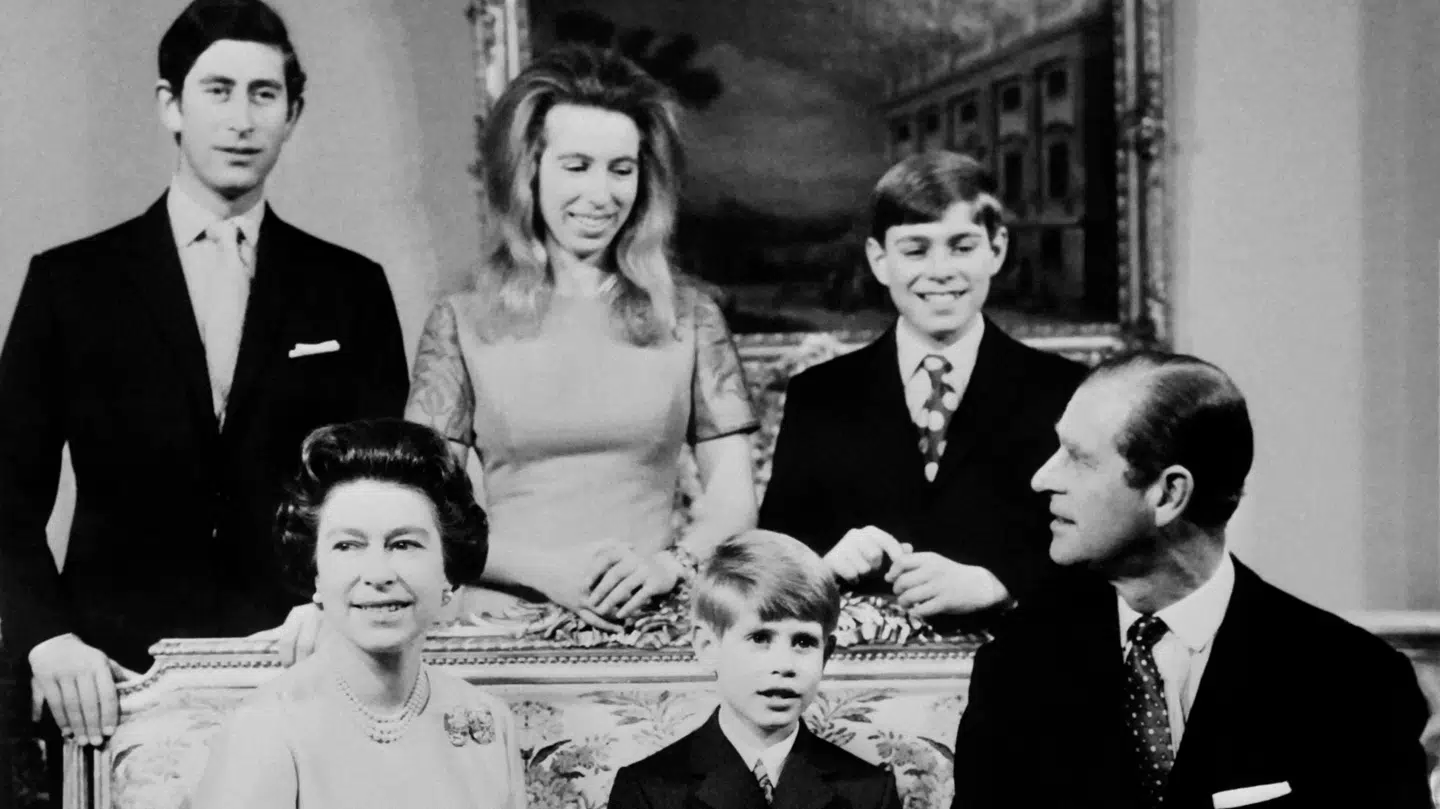 Prins Andrew er 12 år yngre end sin storebror, kong Charles. Her ses de som unge. Kong Charles står bagest til venstre, mens prins Andrew står bagest til højre. I midten står prinsesse Anne, mens dronning Elizabeth, prins Philip og prins Edward sidder i sofaen.