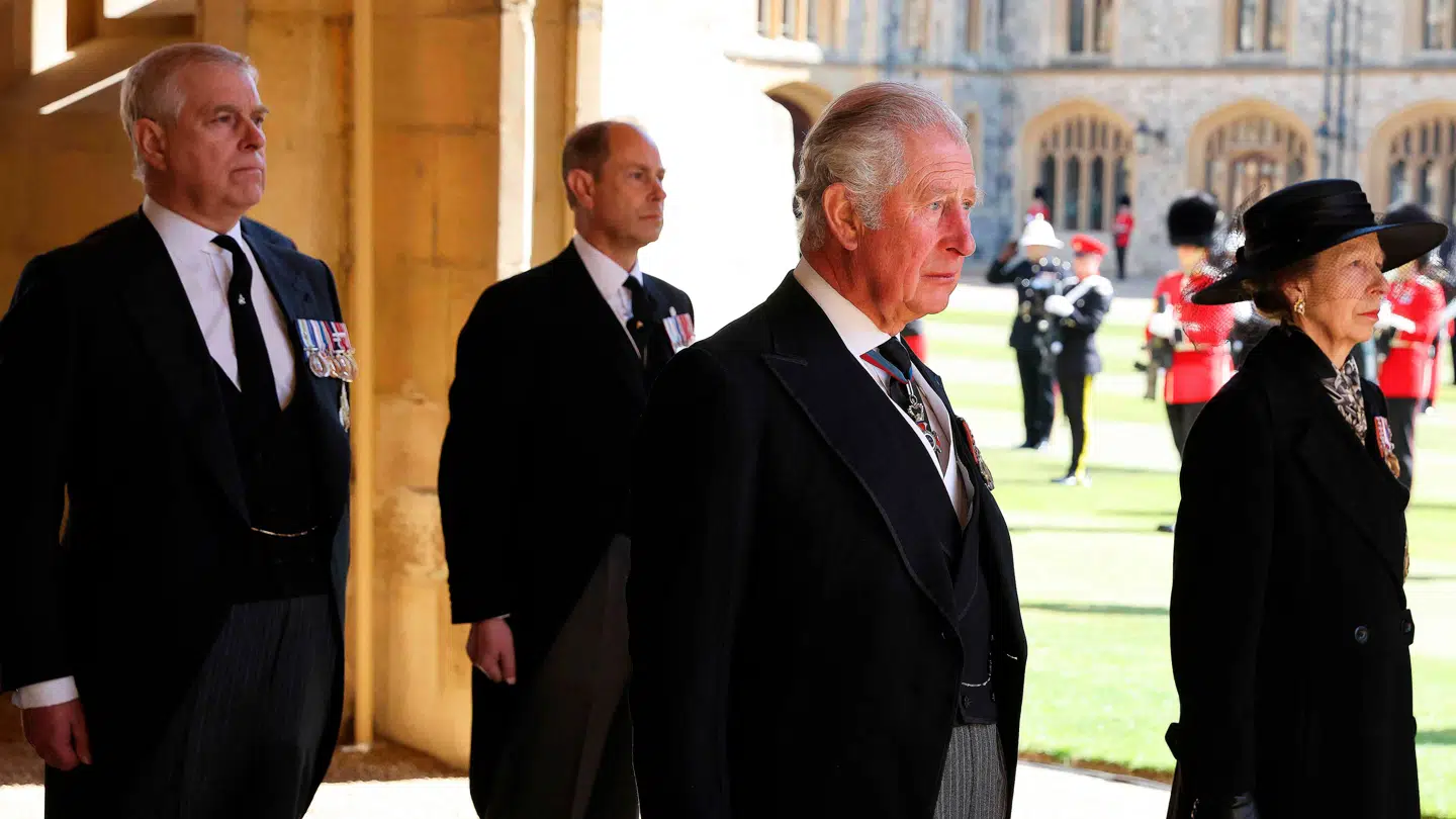 Kong Charles og prins Andrew ved deres fars begravelse i 2021.