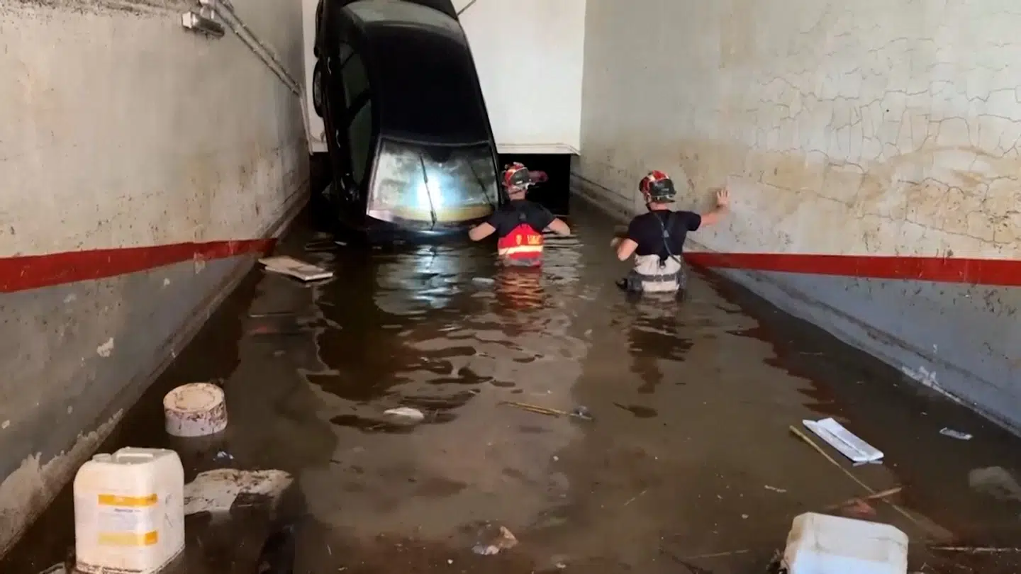 Redningsmedarbejdere forsøger at pumpe vand ud af kælderen.