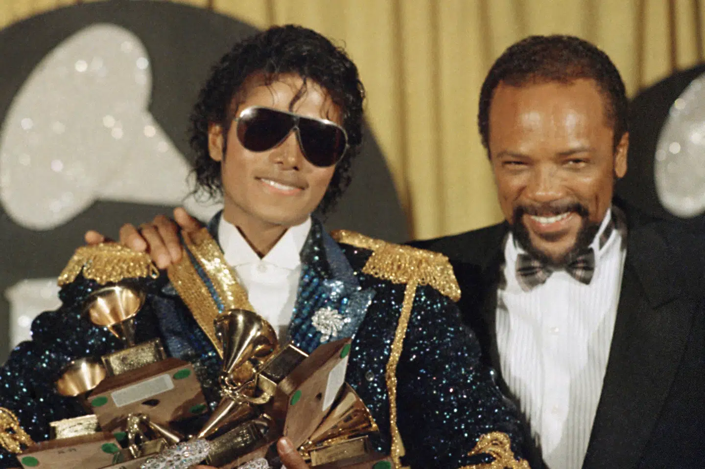 Michael Jackson står med Quincy Jones ved sin højre side ved Grammy-uddelingen i februar 1984. De to havde et samarbejde, som viste sig at blive en kæmpe succes.