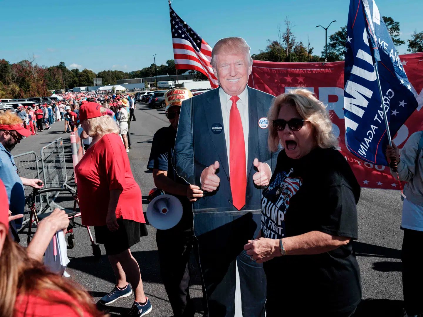 Da Trump besøgte Chapel Church i Zebulon d. 23. oktober tiltrak det sig stor opmærksomhed, og mange tilhængere tog opstilling i nærheden af kirken for at få et glimt af deres yndlingskandidat.