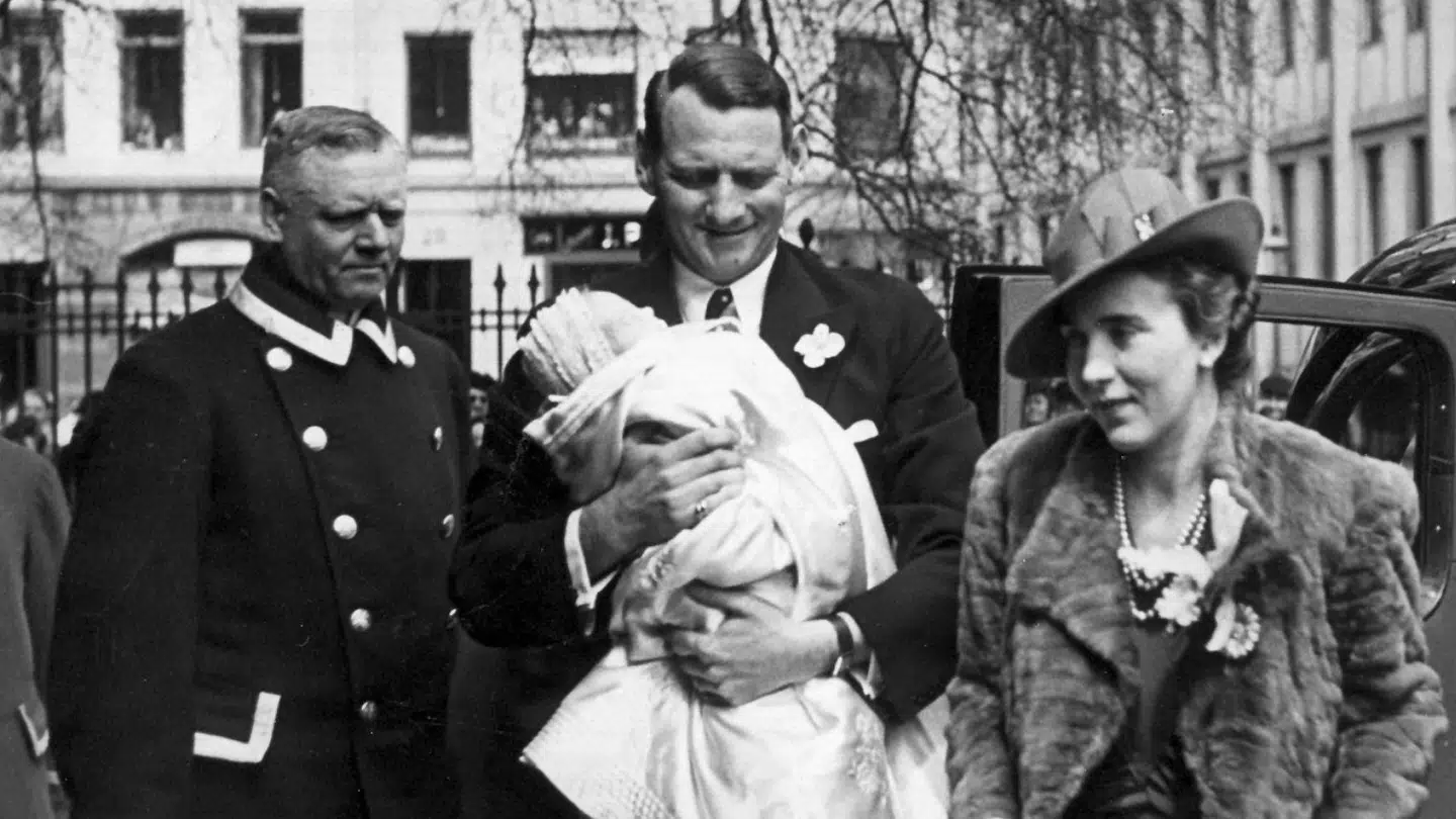 Dronning Margrethe blev født i 1940. Her ses hun i armene på sin far ved barnedåben.