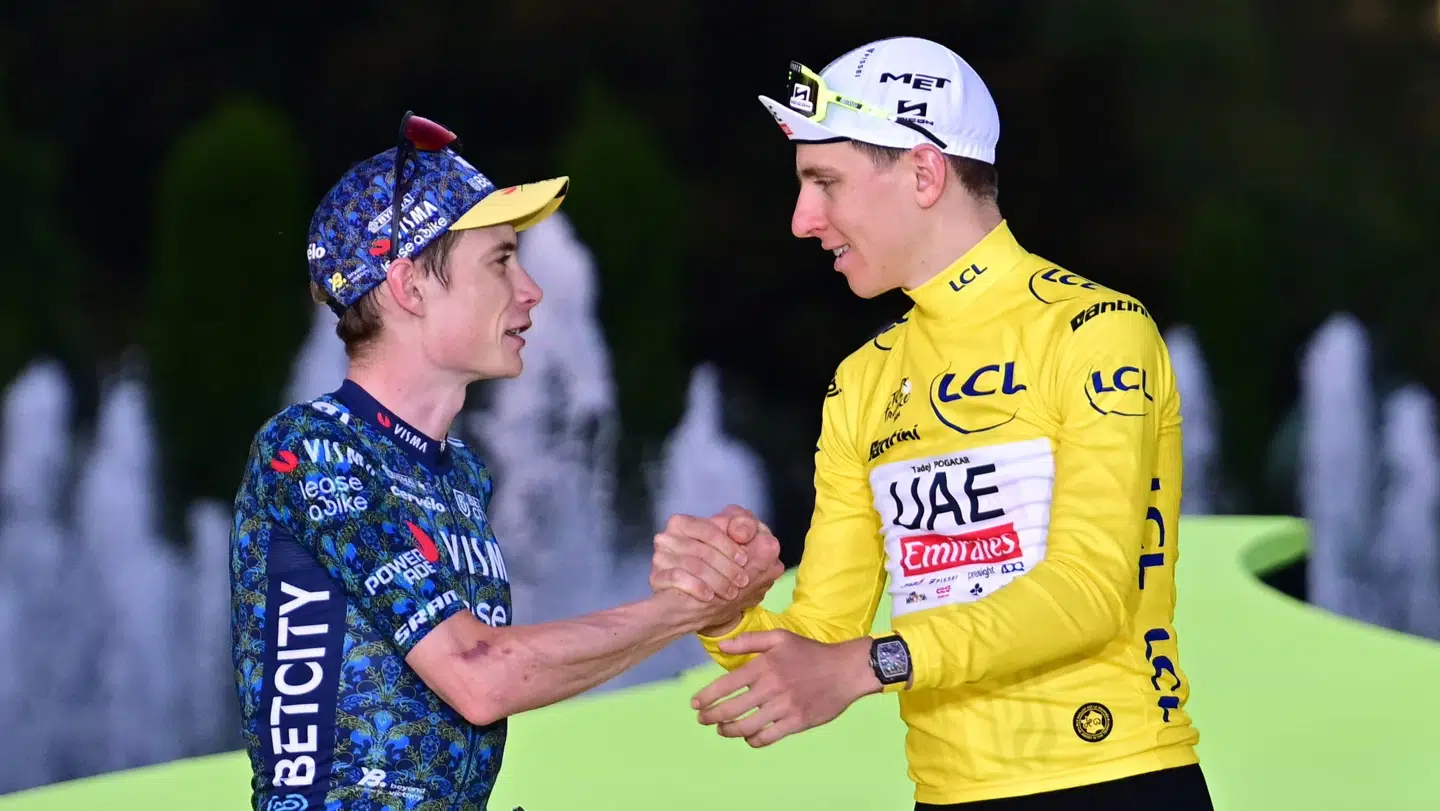 epa11490733 Yellow Jersey and Tour de France overall winner Slovenian rider Tadej Pogacar (R) of UAE Team Emirates and second placed Danish rider Jonas Vingegaard (L) of Team Visma Lease a Bike shake hands on the podium after the 21st and final stage of the 2024 Tour de France cycling race over 33km Individual time-trial (ITT) from Monaco to Nice, France, 21 July 2024. EPA/PAPON BERNARD / POOL