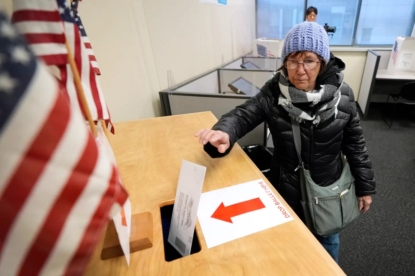 En dame afgiver sin tidlige stemme i Iowa. Foto: Charlie Neibergall, Scanpix