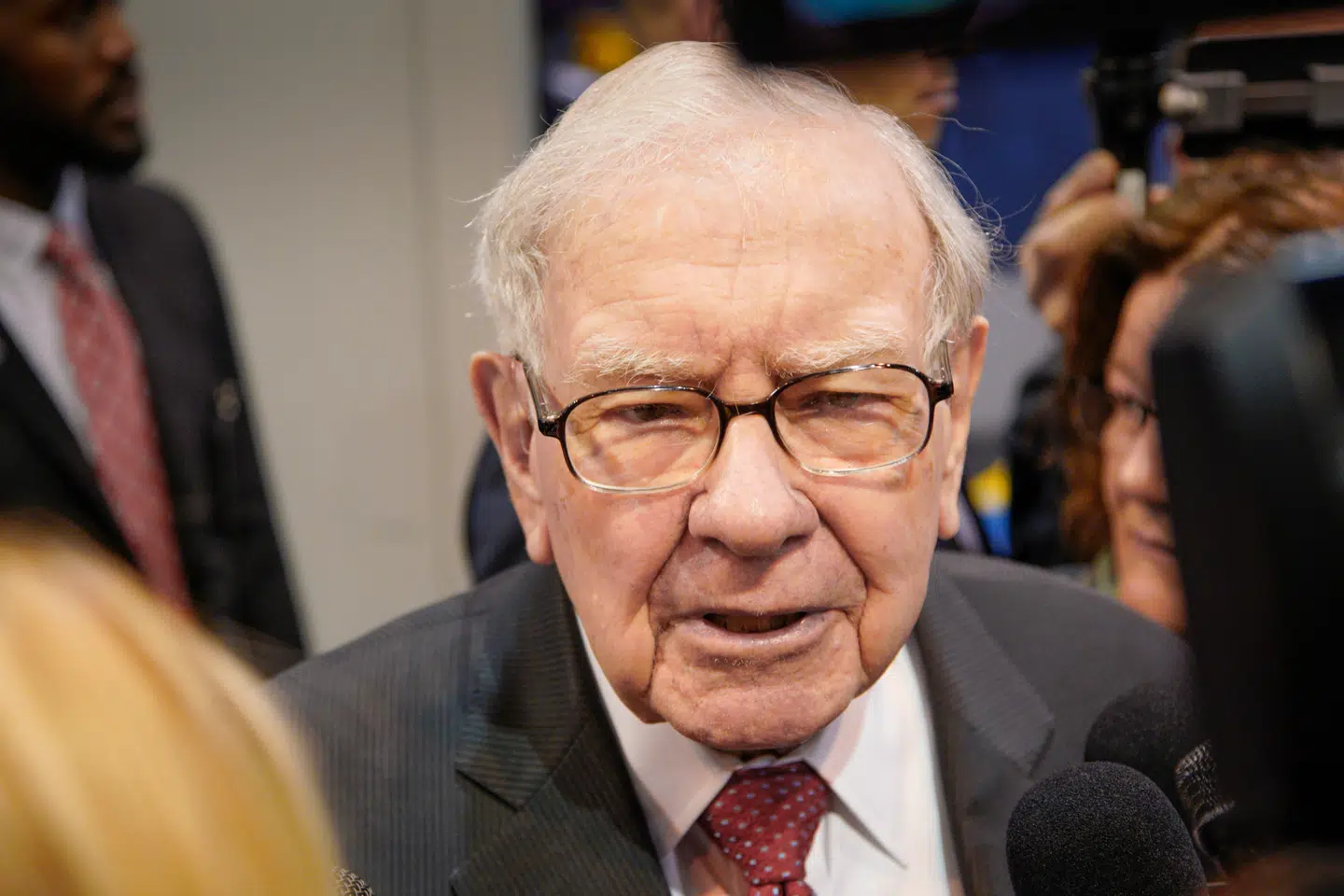 Her ses den navnkundige, 94-årig Warren Buffett, der er kendt som en stjerneinvestor.